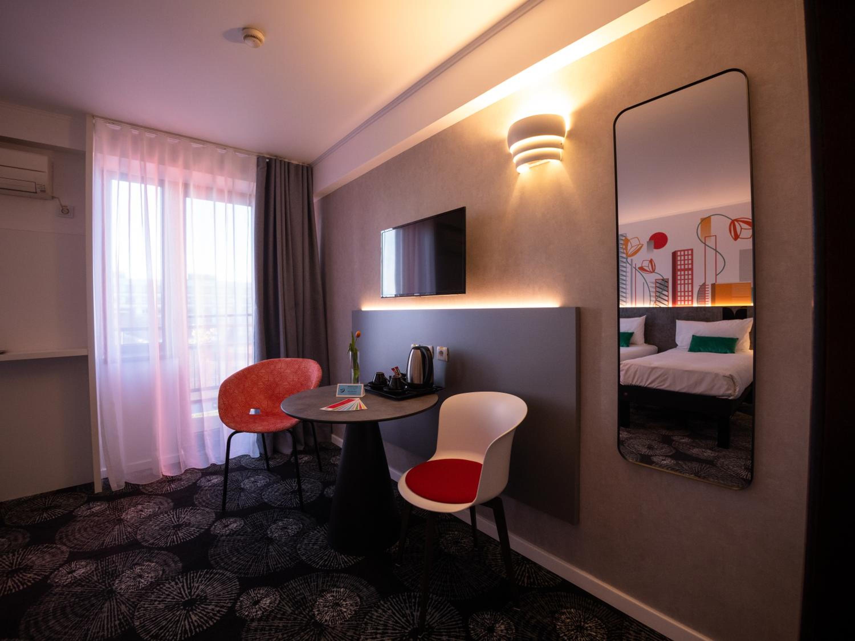 Standard Twin Room with Balcony - Photo 3