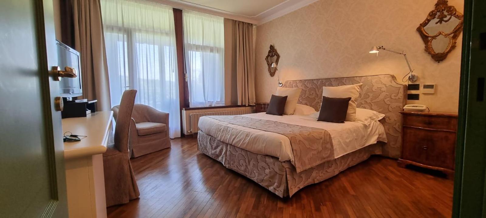 Double Room with Park View - Photo 9