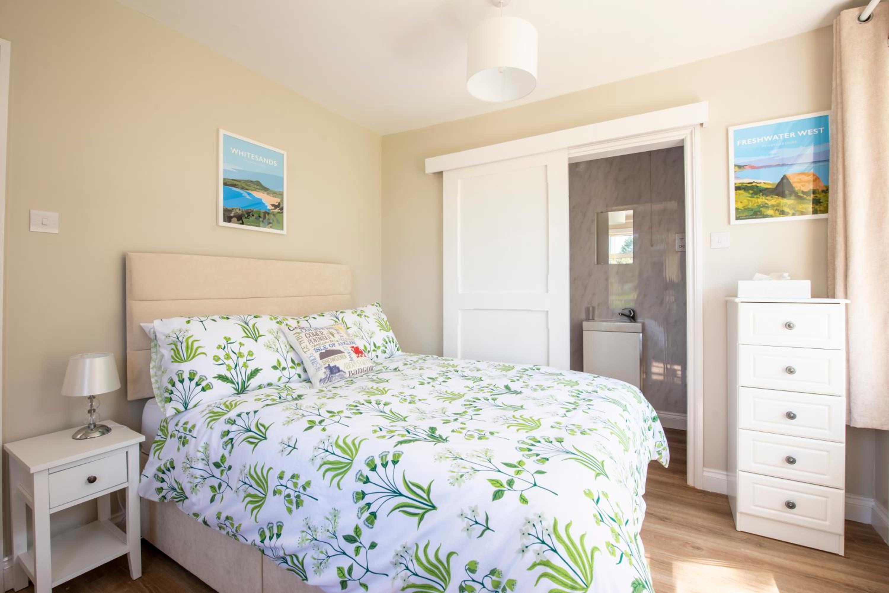 Three-Bedroom House photo 3