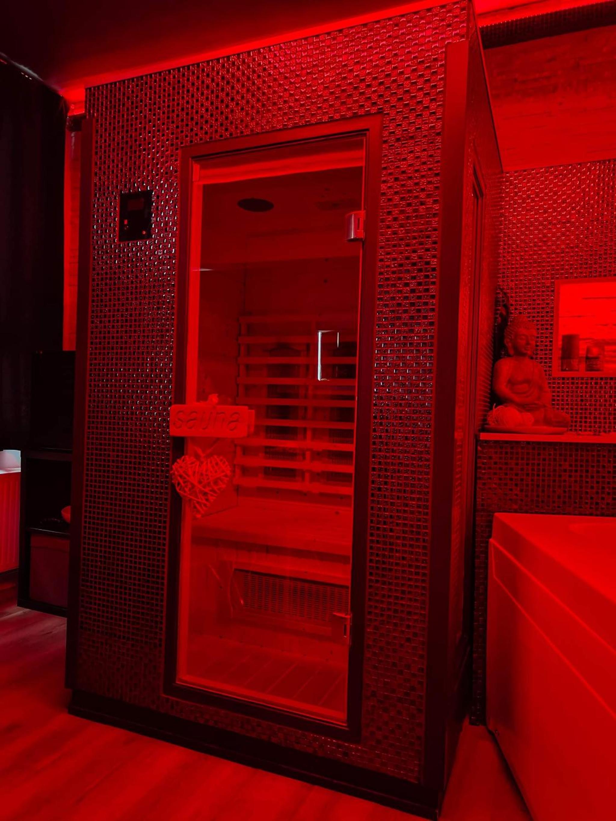 Suite With Hot Tub photo 2