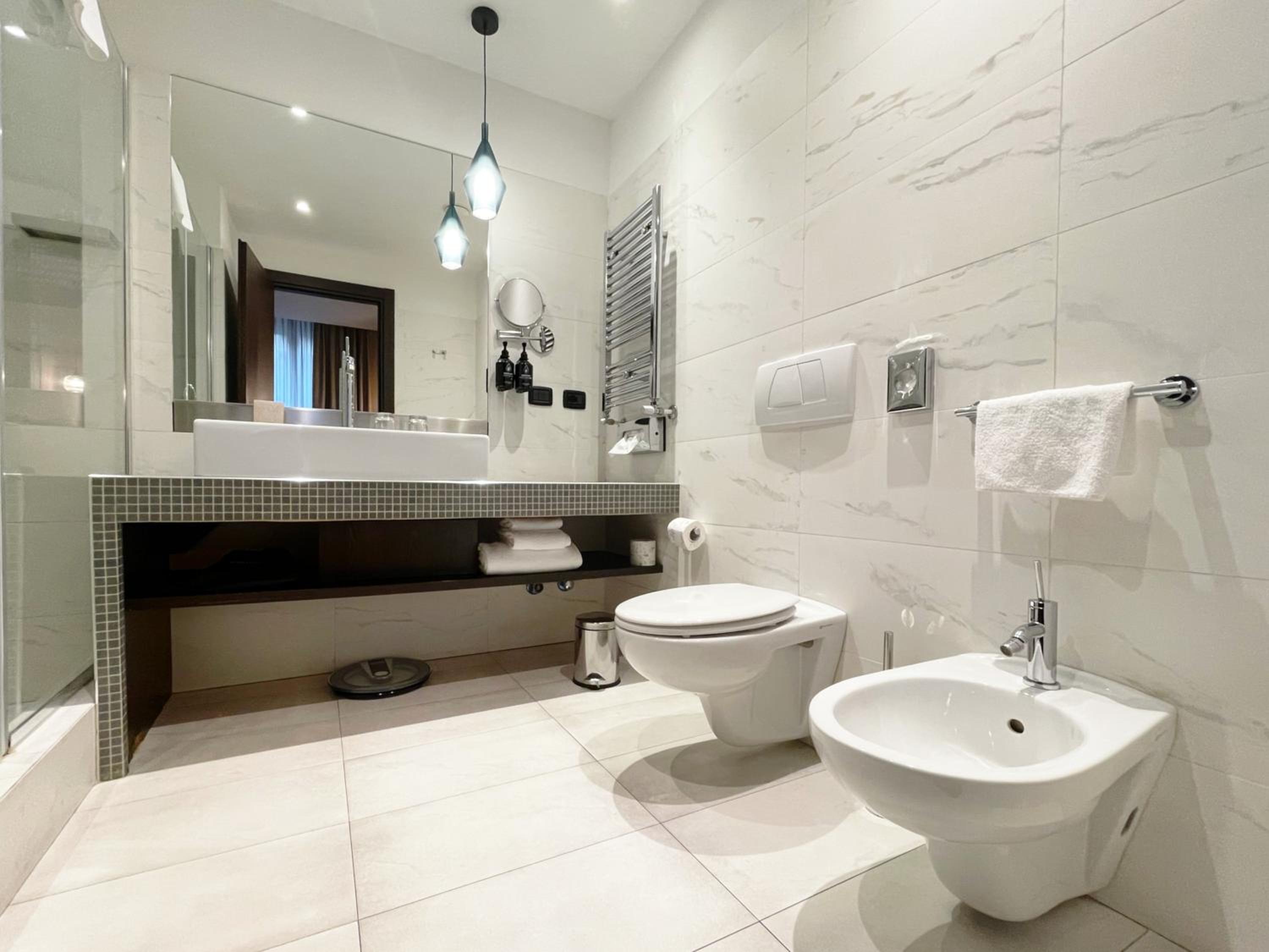 Premium King Room - Photo 6