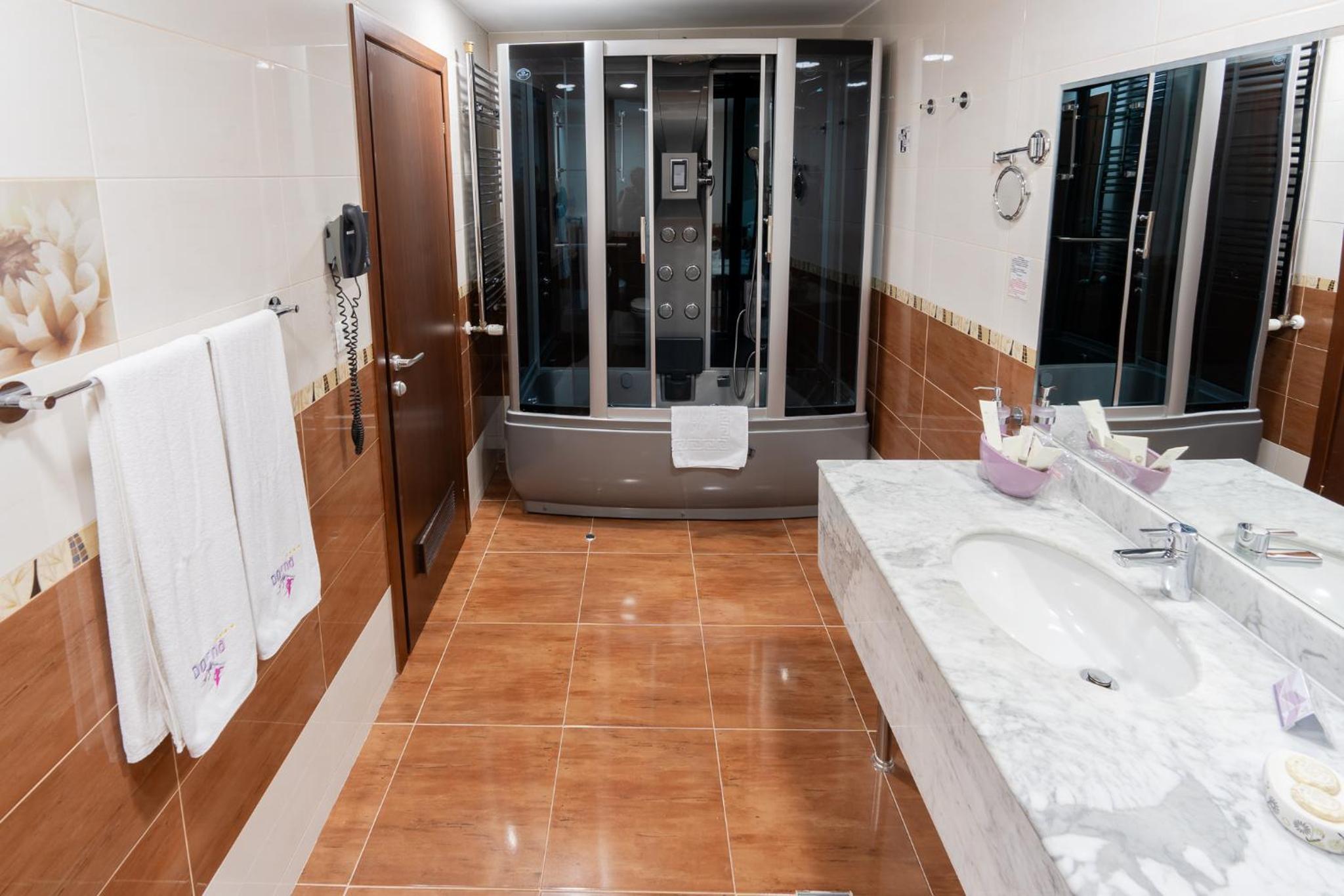 Superior Suite - Photo 8