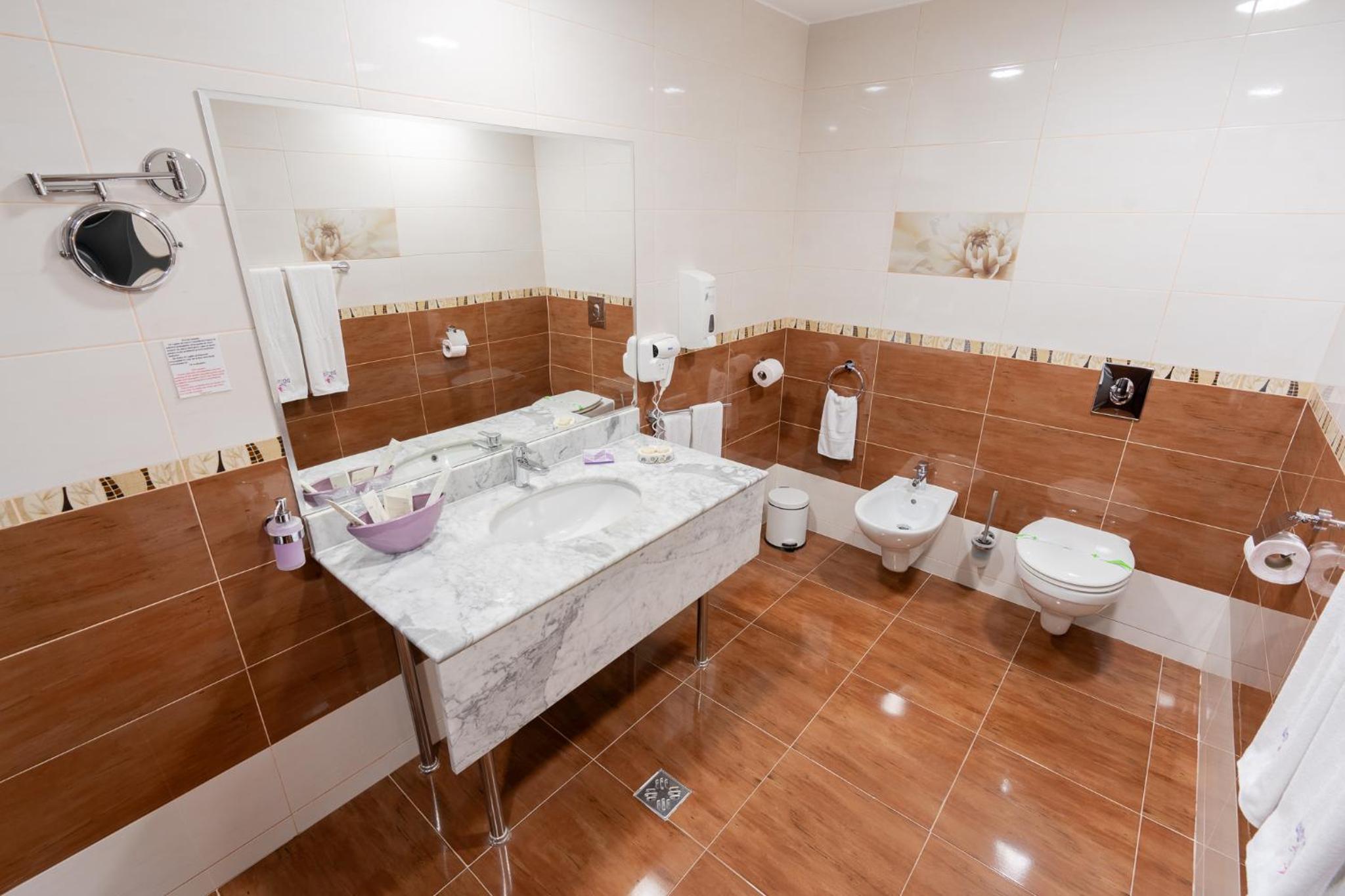 Superior Suite - Photo 9