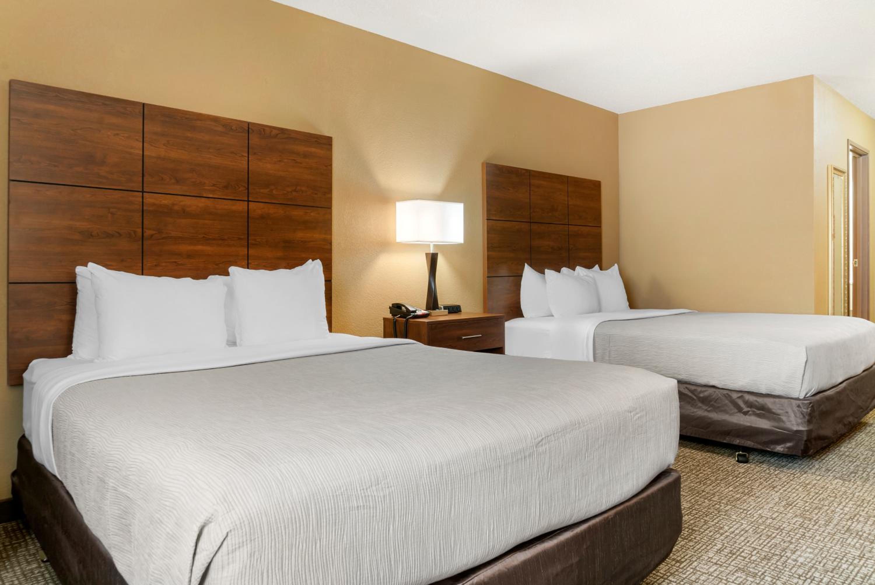 Standard Queen Room with Two Queen Beds - Non Smoking  photo 2