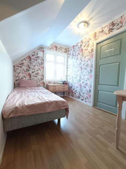 Five-Bedroom House photo 1