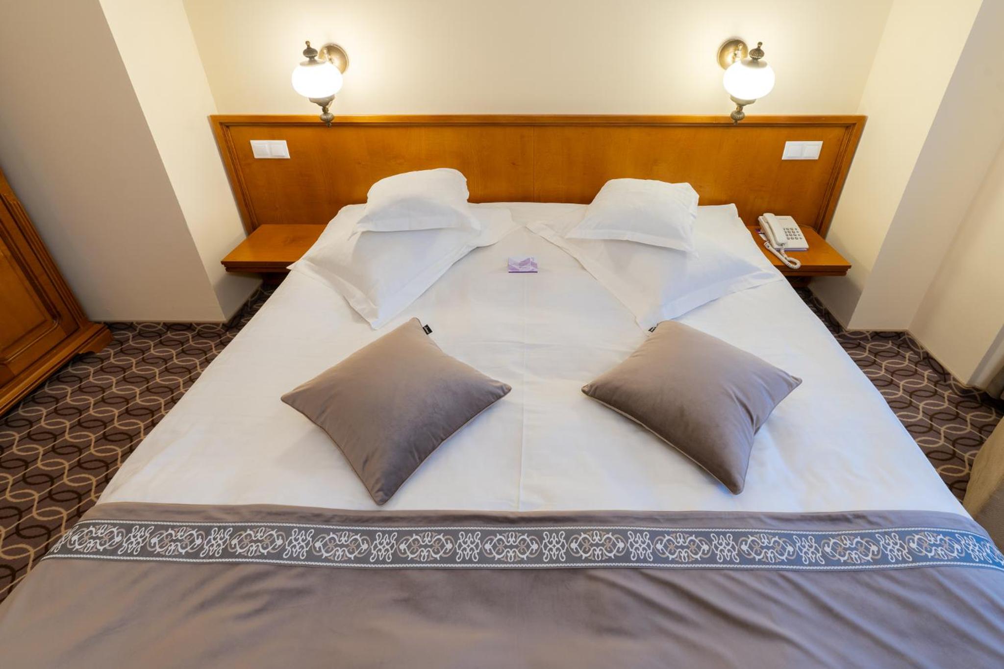 Economy Double Room - Photo 7
