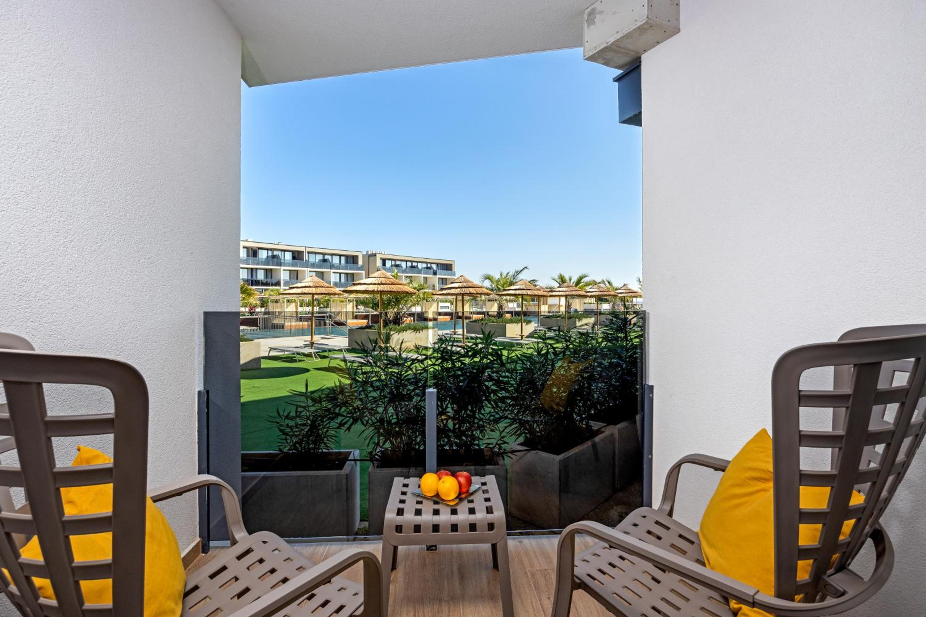 Triple Room with Balcony - Pool Side - Photo 3