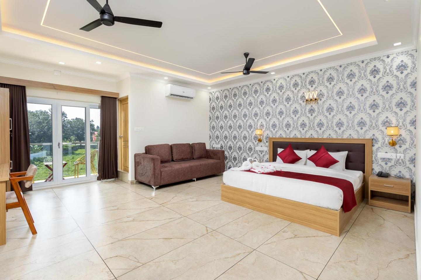 Deluxe King Suite photo 1