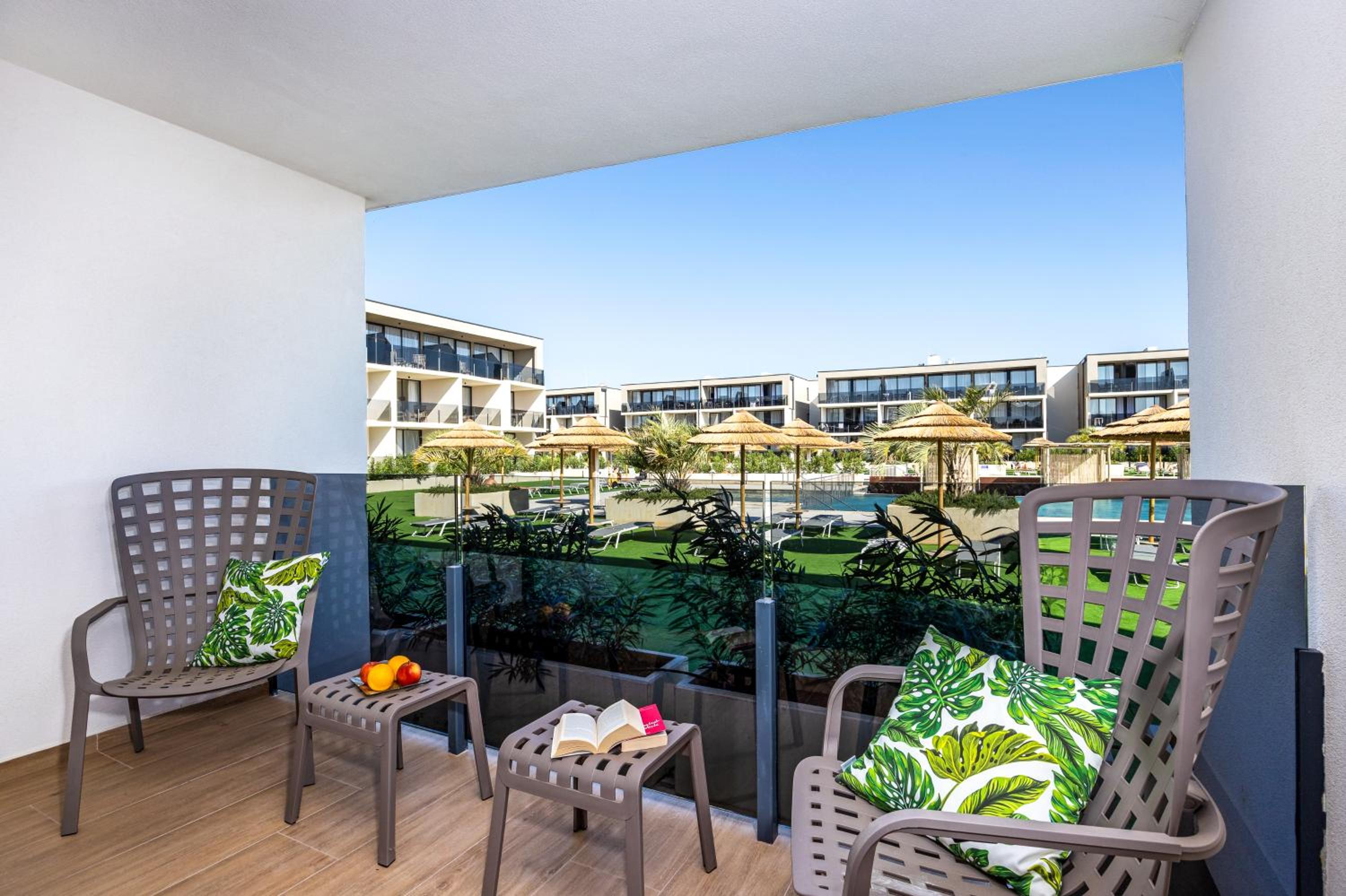 Superior Quadruple Room with Balcony - Pool Side  - Photo 6