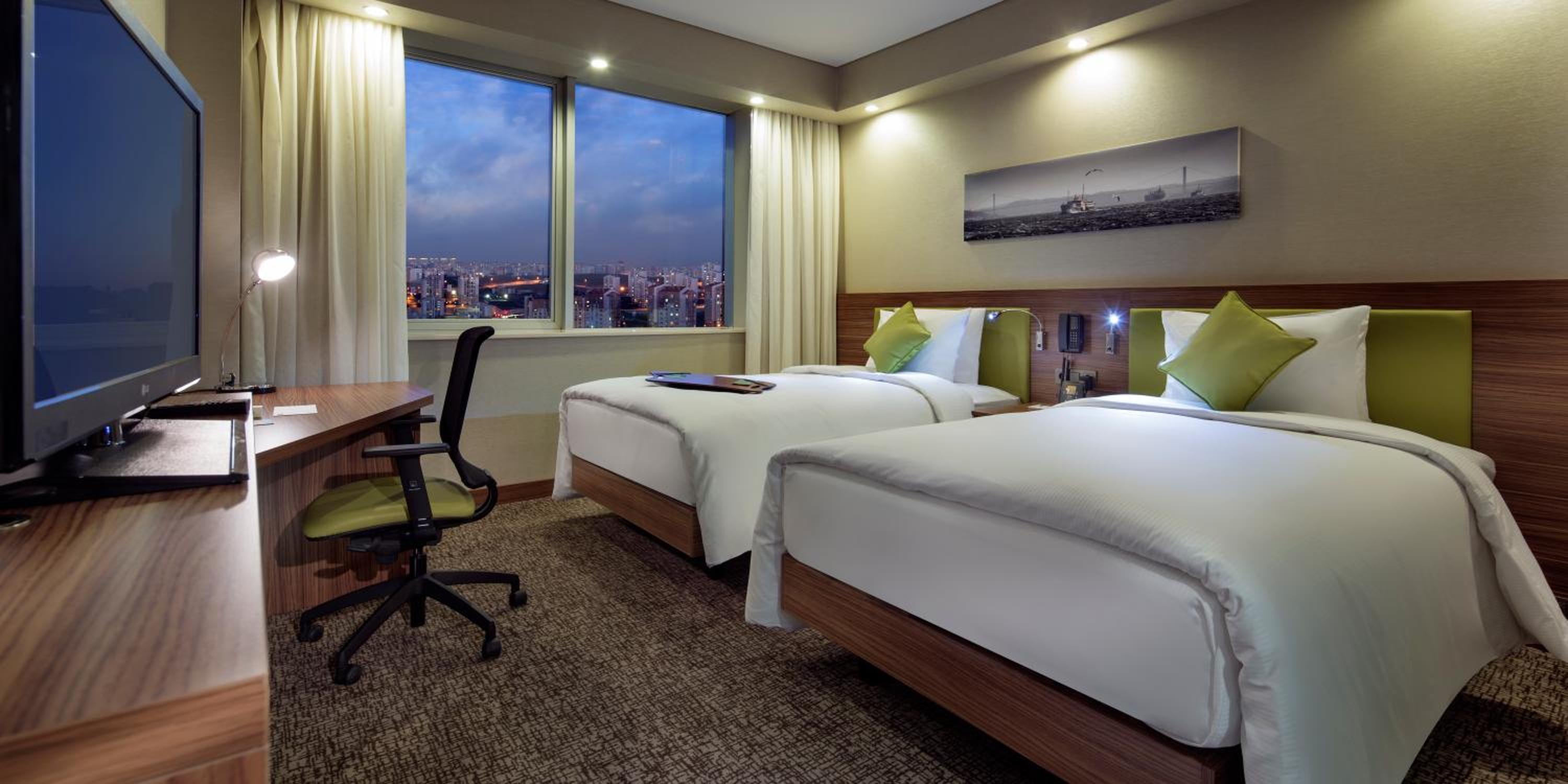 Queen Accessible Room NS
