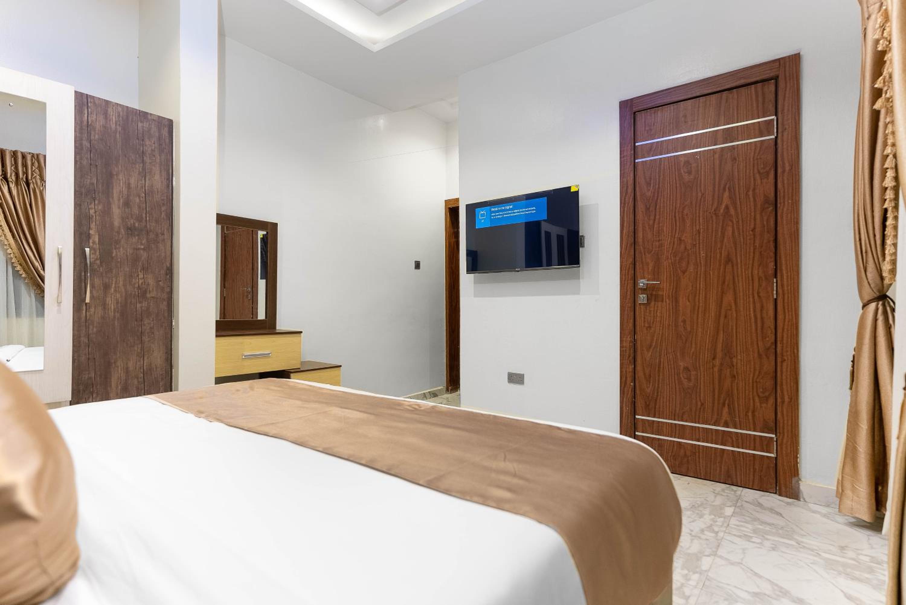 Deluxe Queen Suite