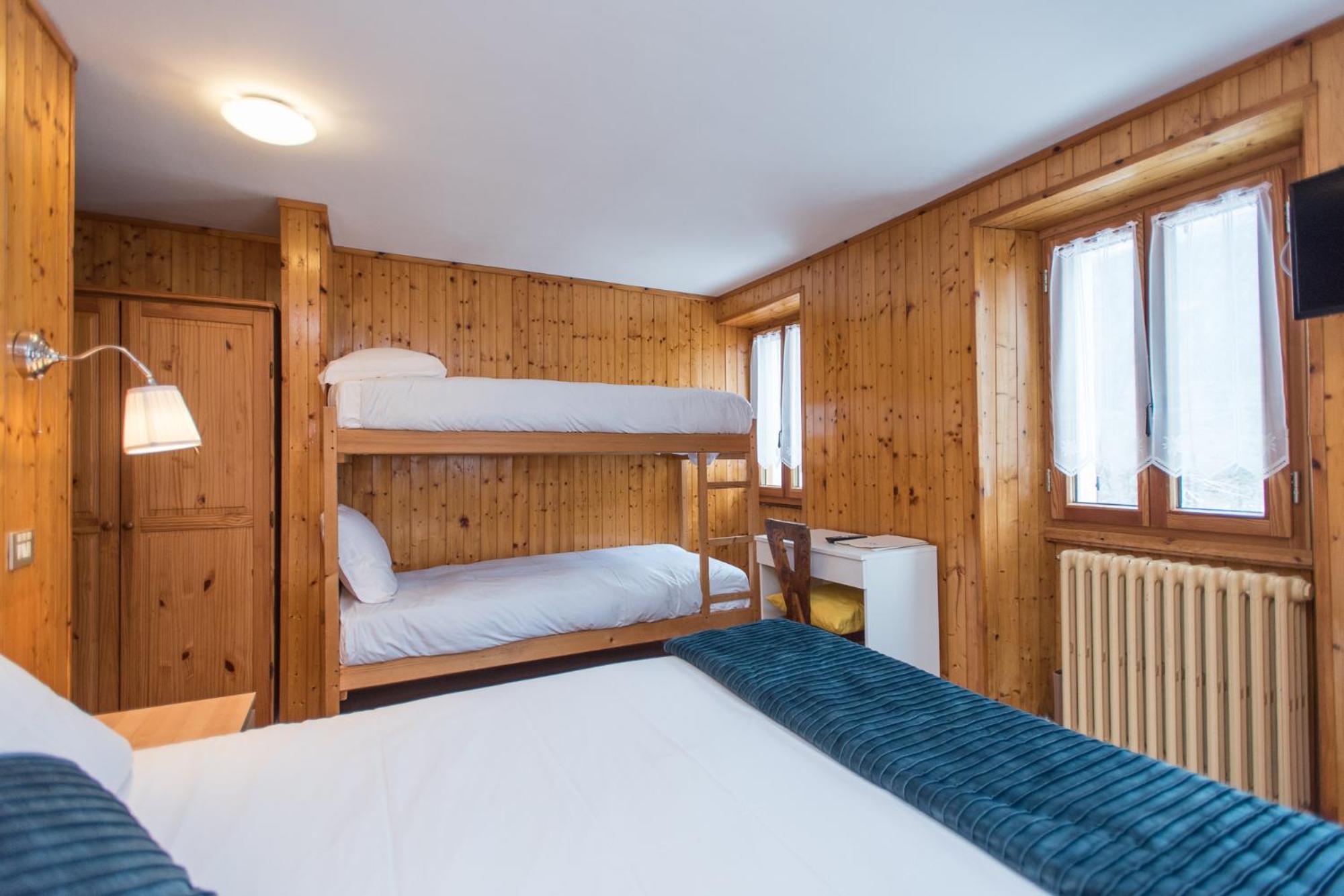 Quadruple Room with Mountain View - Photo 1