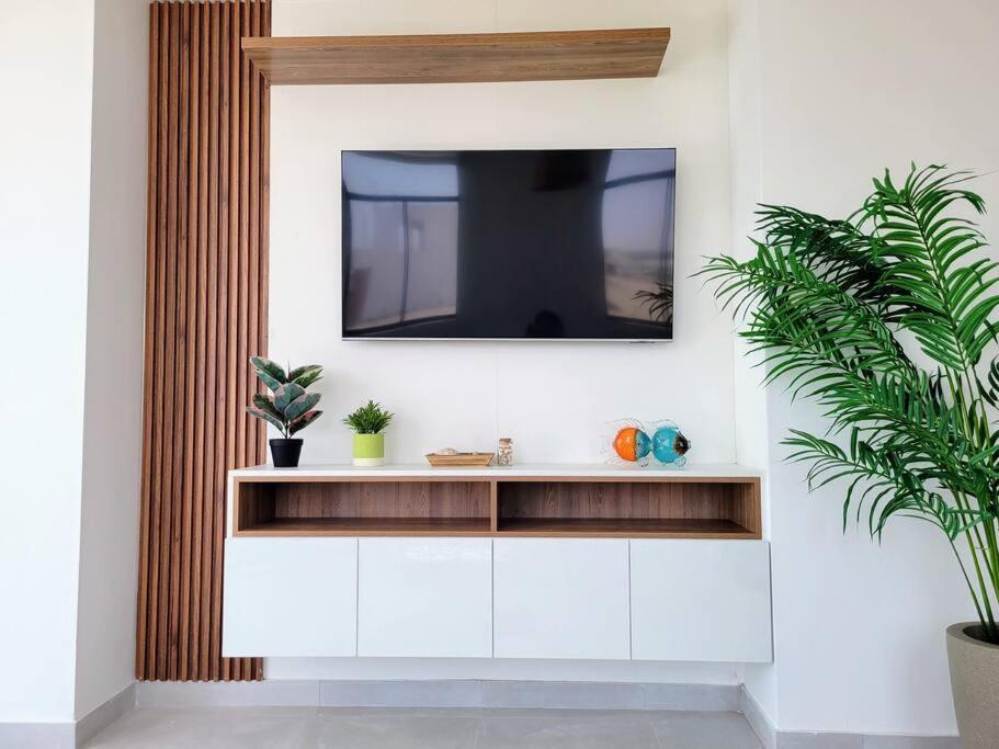 Six-Bedroom House photo 1