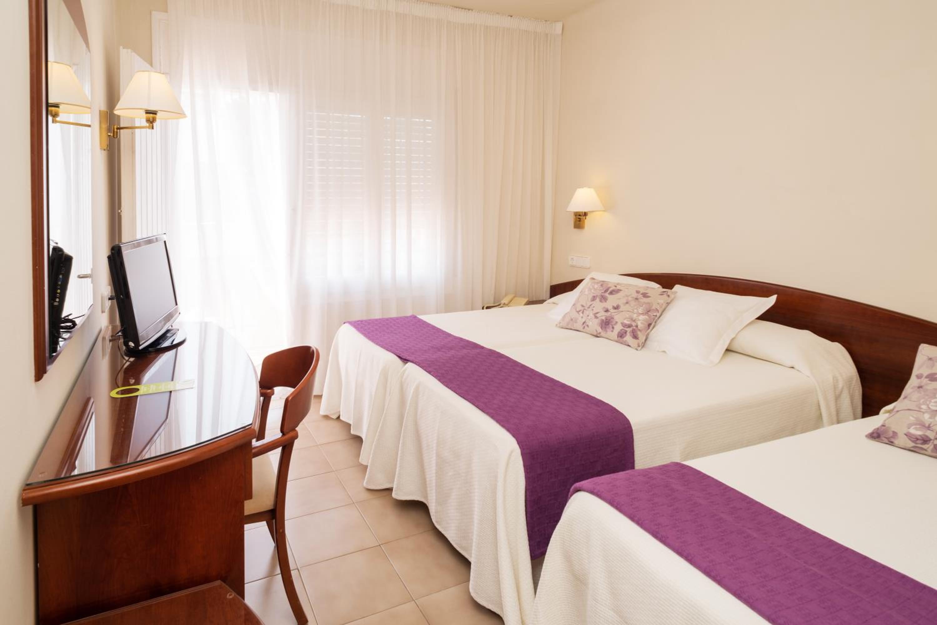 Double Room with Balcony (2 Adults + 1 Child) photo 2