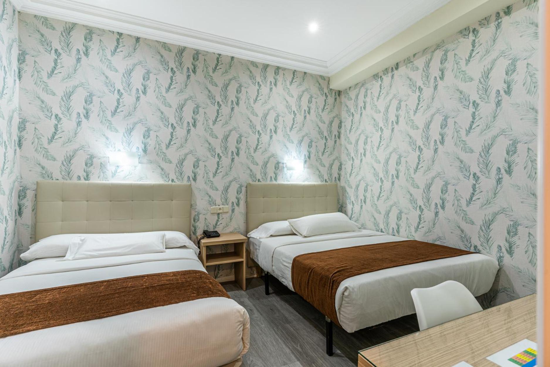 Standard Twin Room - Photo 7