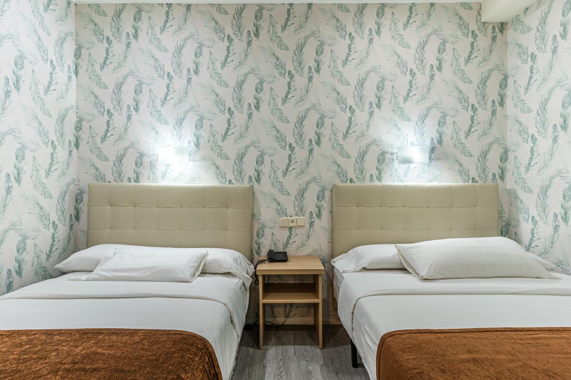 Standard Twin Room - Photo 6