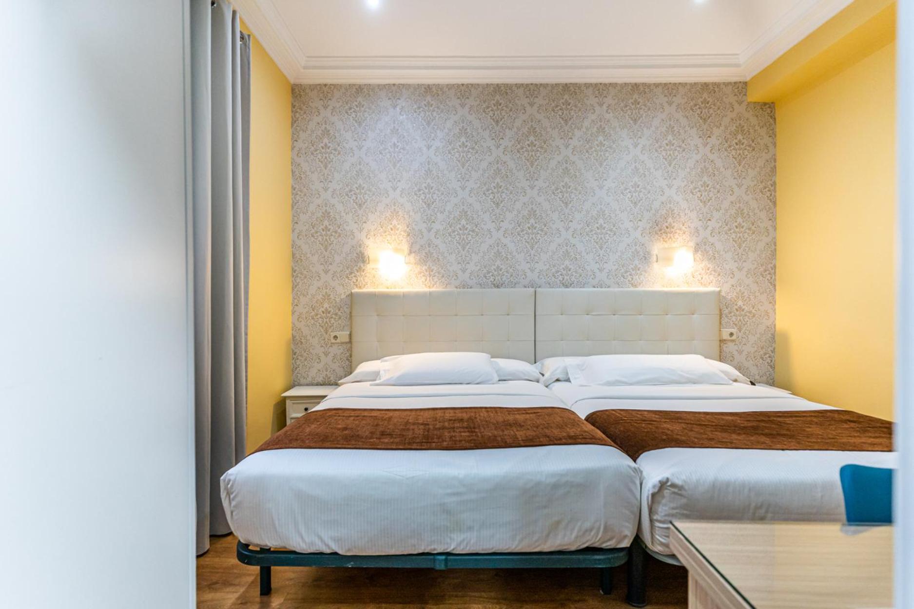 Standard Twin Room - Photo 11
