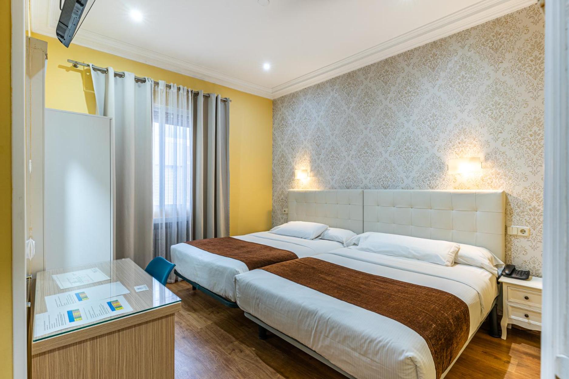Standard Twin Room - Photo 9