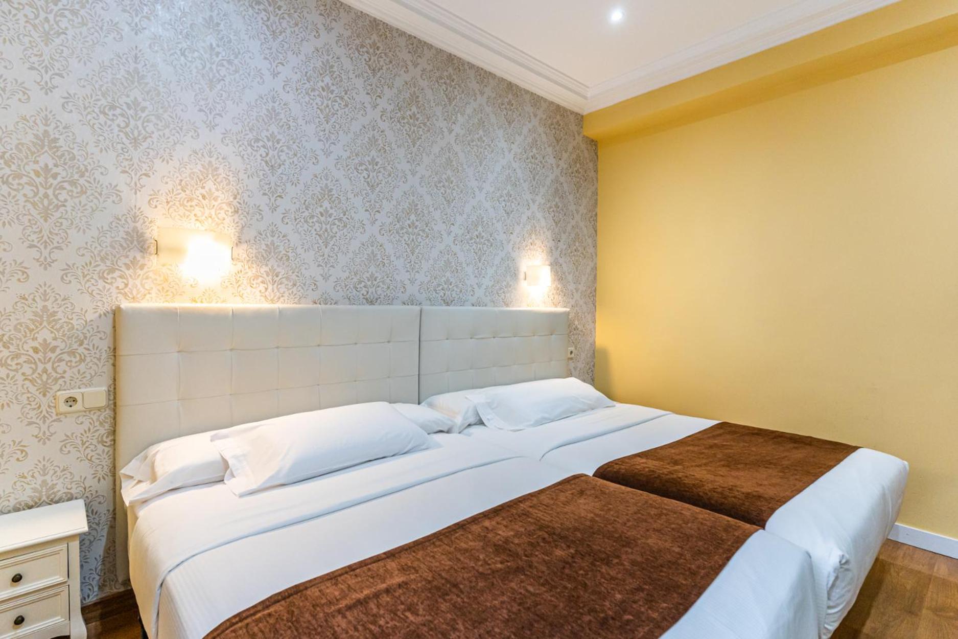 Standard Twin Room - Photo 10