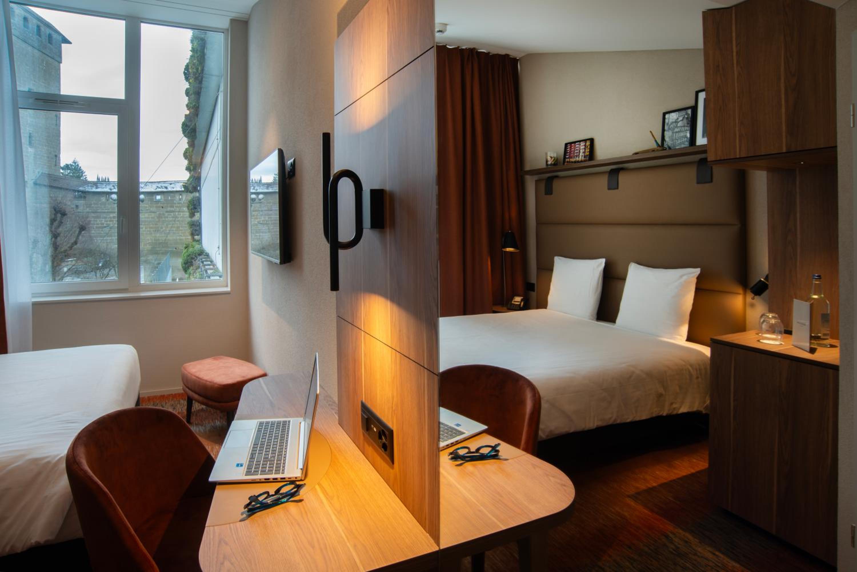 Standard Queen Room - City Side photo 3