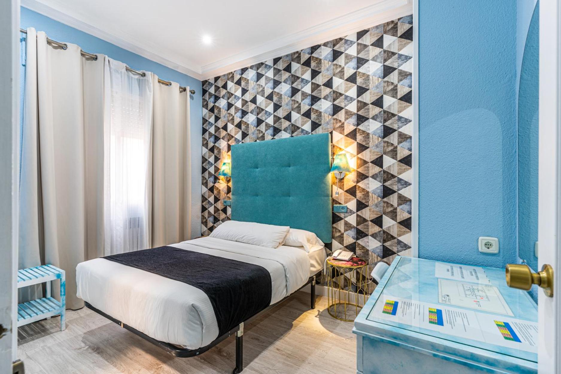 Standard Double Room - Photo 11