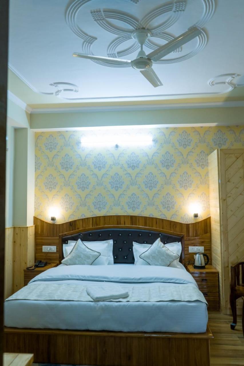 Deluxe Double Room (2 Adults + 1 Child)