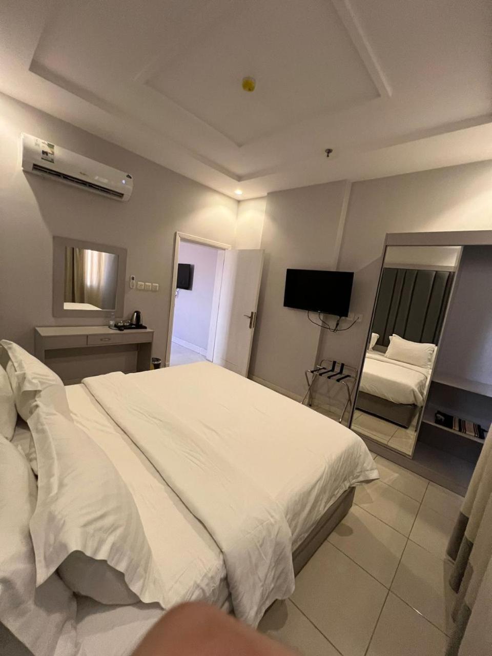 One-Bedroom Apartment - Photo 3