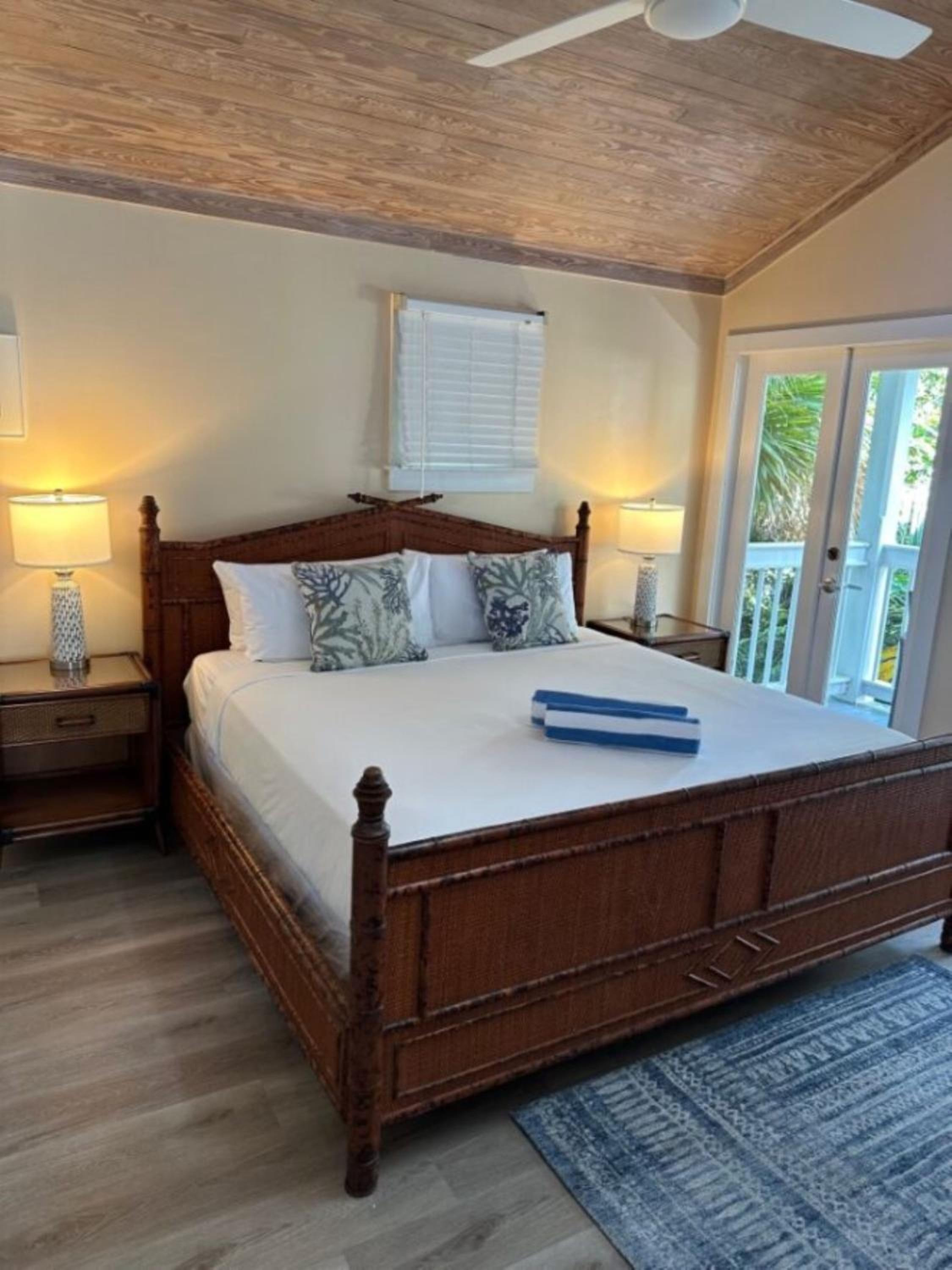 Queen Room with Sofa Bed ( Town Home Zeke’s Retreat )