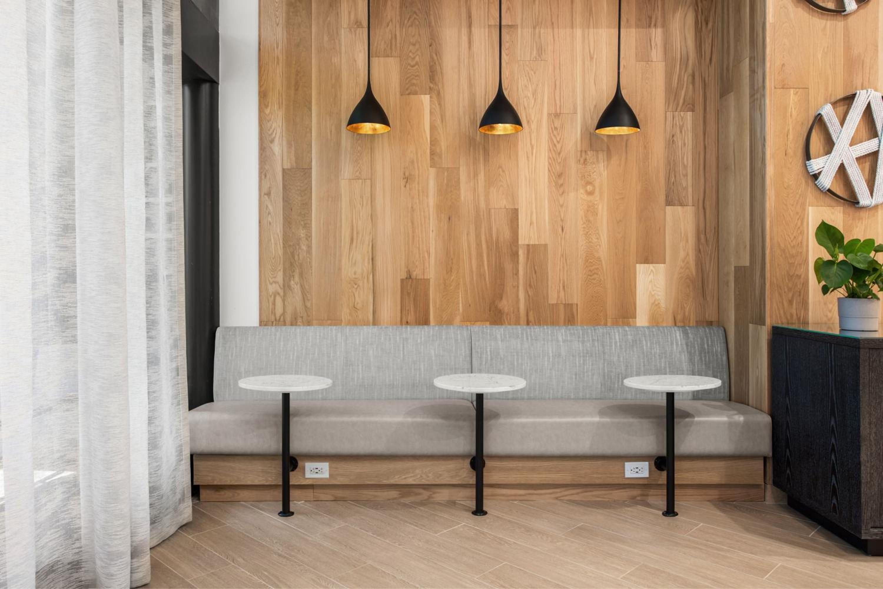King Room with City View - Concierge Level