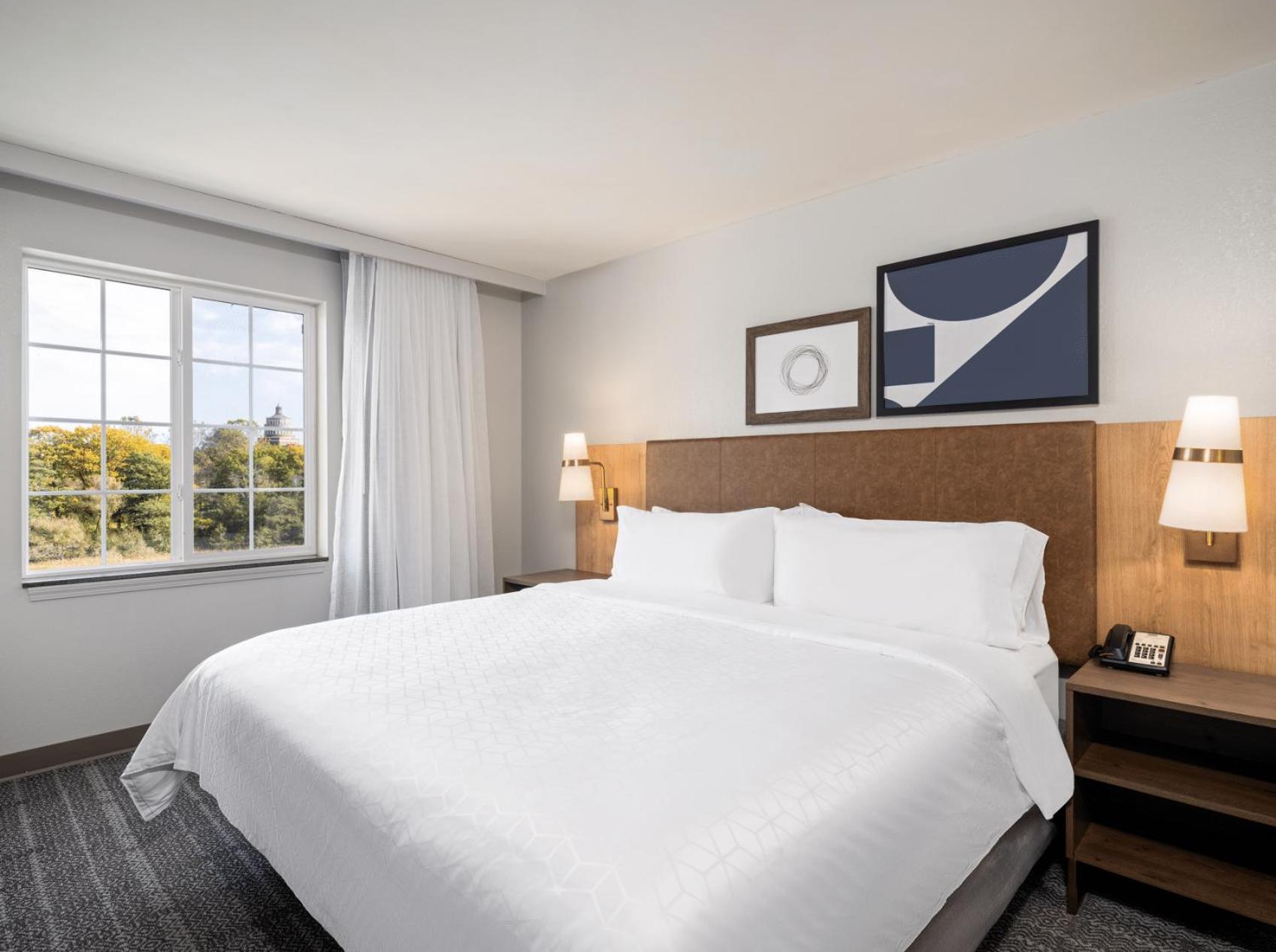 One-Bedroom Queen Suite with River View