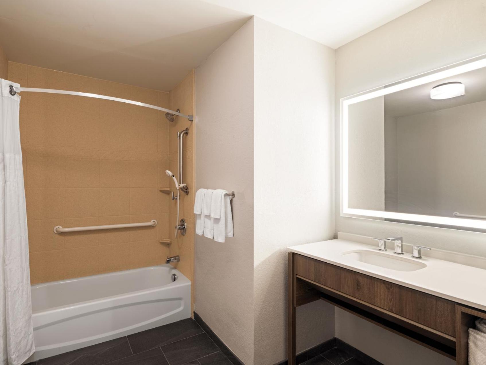 Queen Room with Two Queen Beds - Mobility Access Tub/Non-Smoking