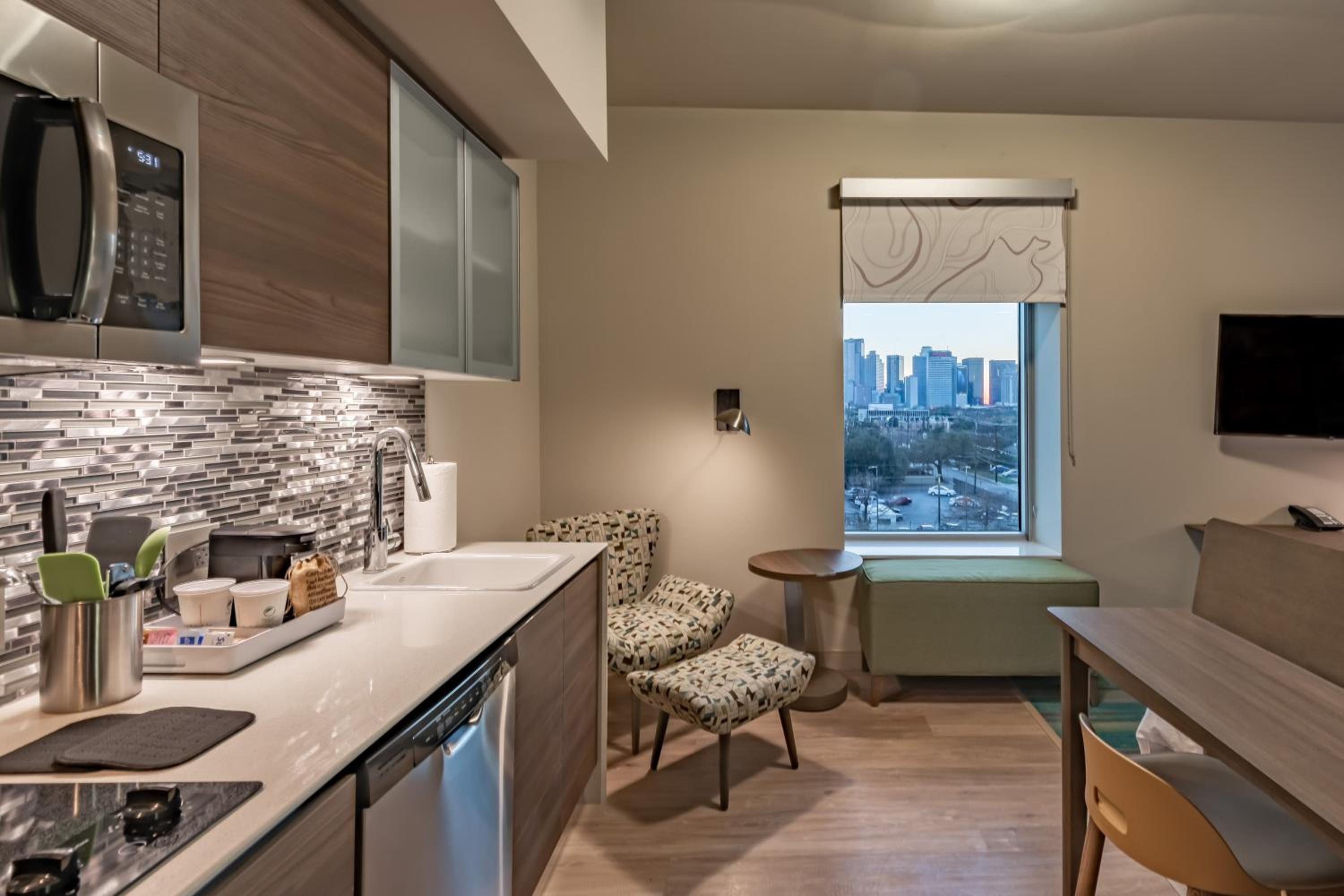 Guest Room, Full Kitchen, Studio, 2 Queen (Mobility &amp; Hearing Accessible w/ Roll-in Shower)