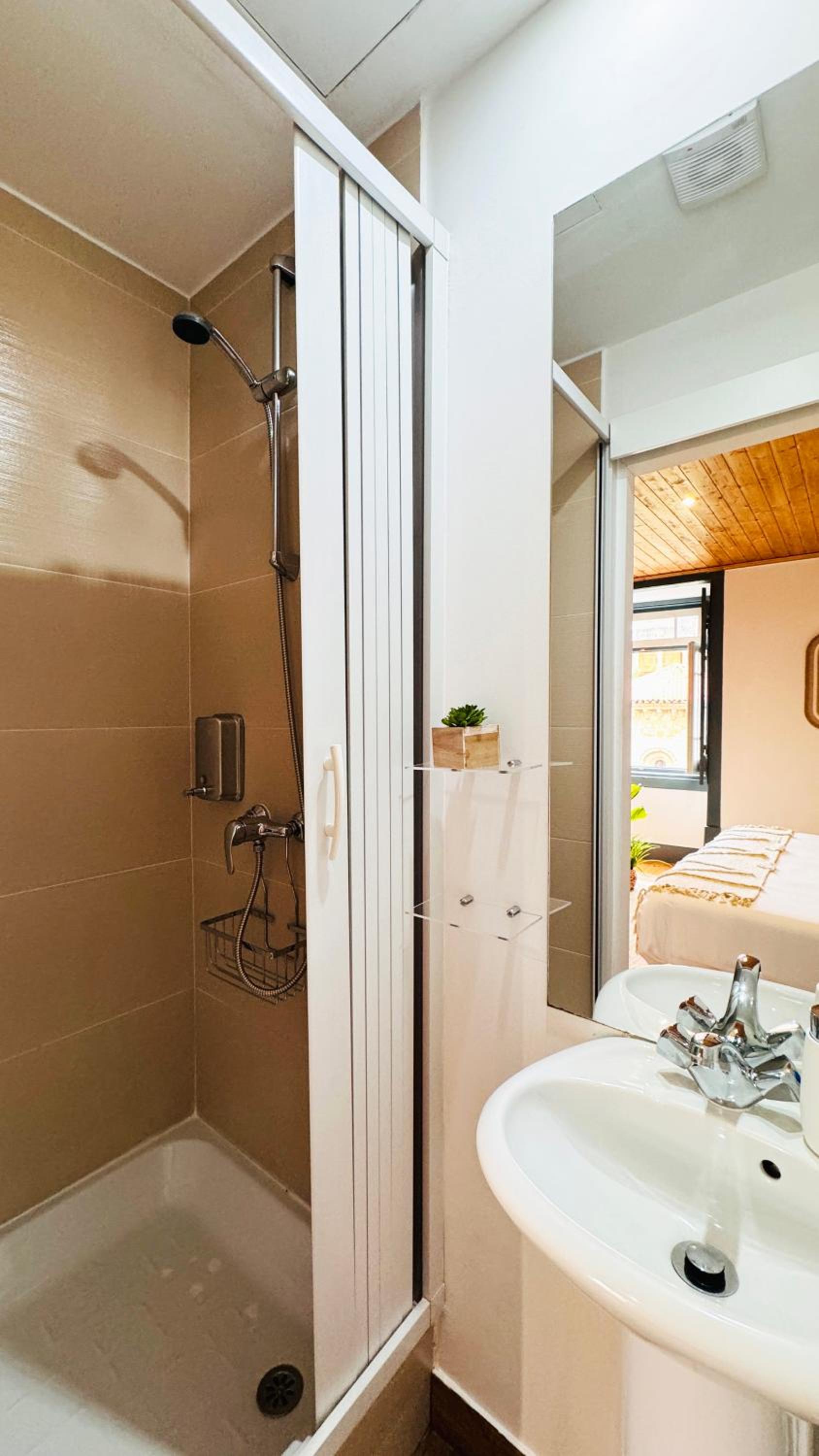 Deluxe Double or Twin Room with City View photo 3