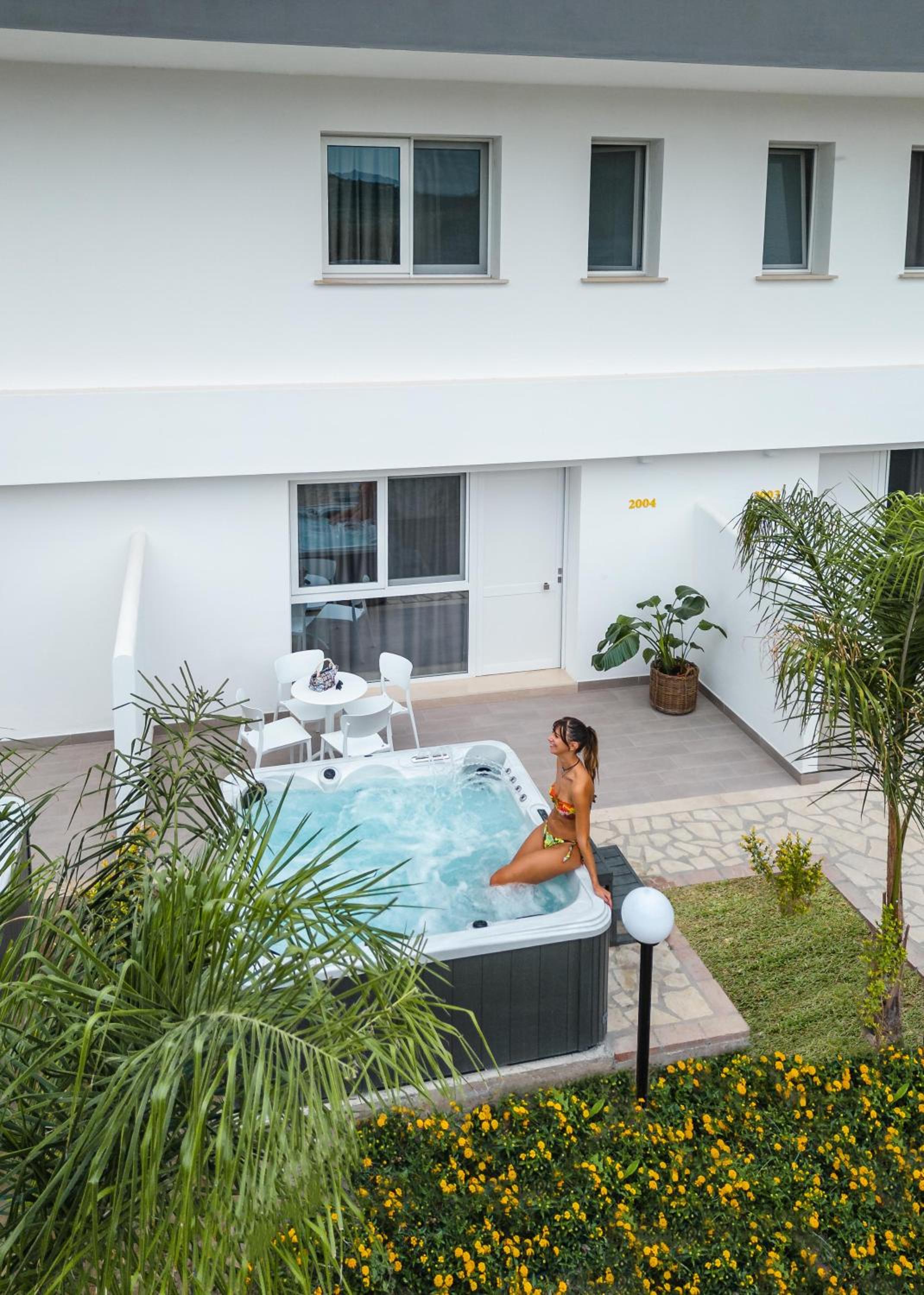 Deluxe Double Room with Hot Tub photo 3