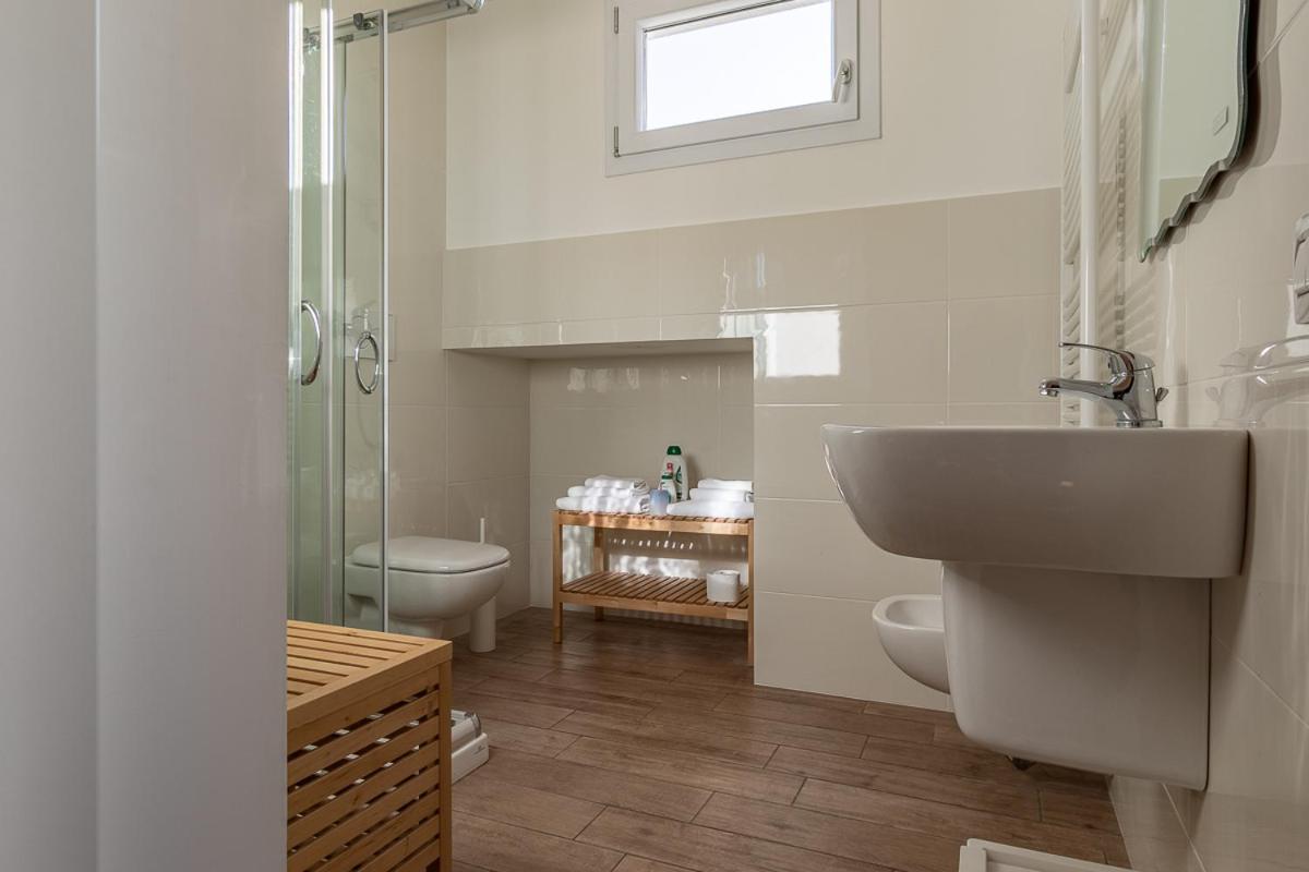 Double or Twin Room with Private Bathroom - Photo 6