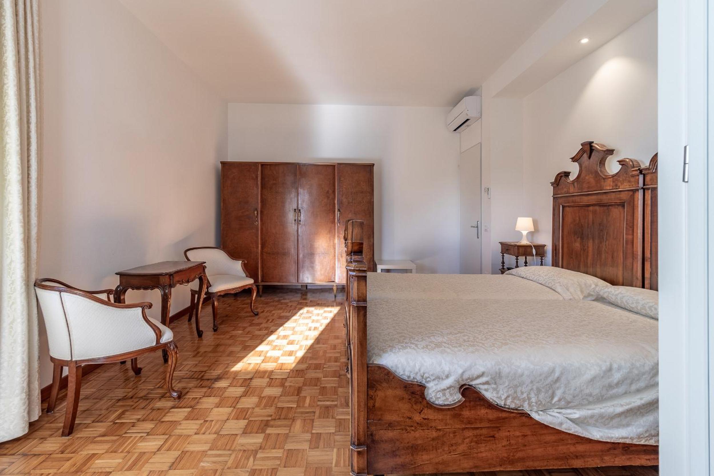 Double or Twin Room with Private Bathroom - Photo 7