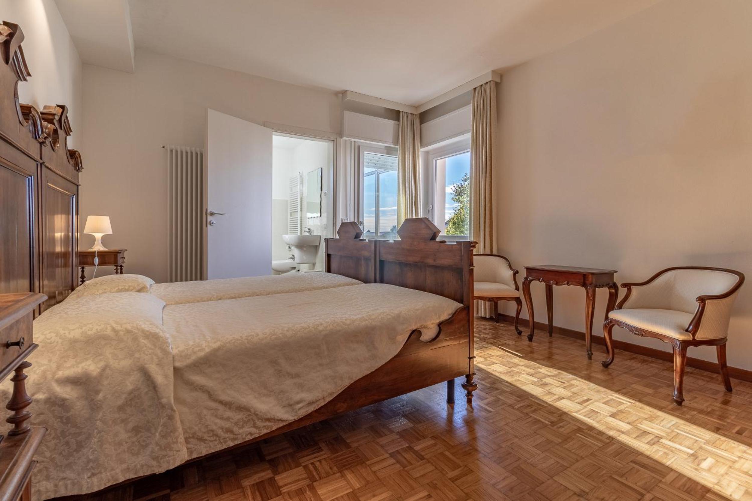 Double or Twin Room with Private Bathroom - Photo 4