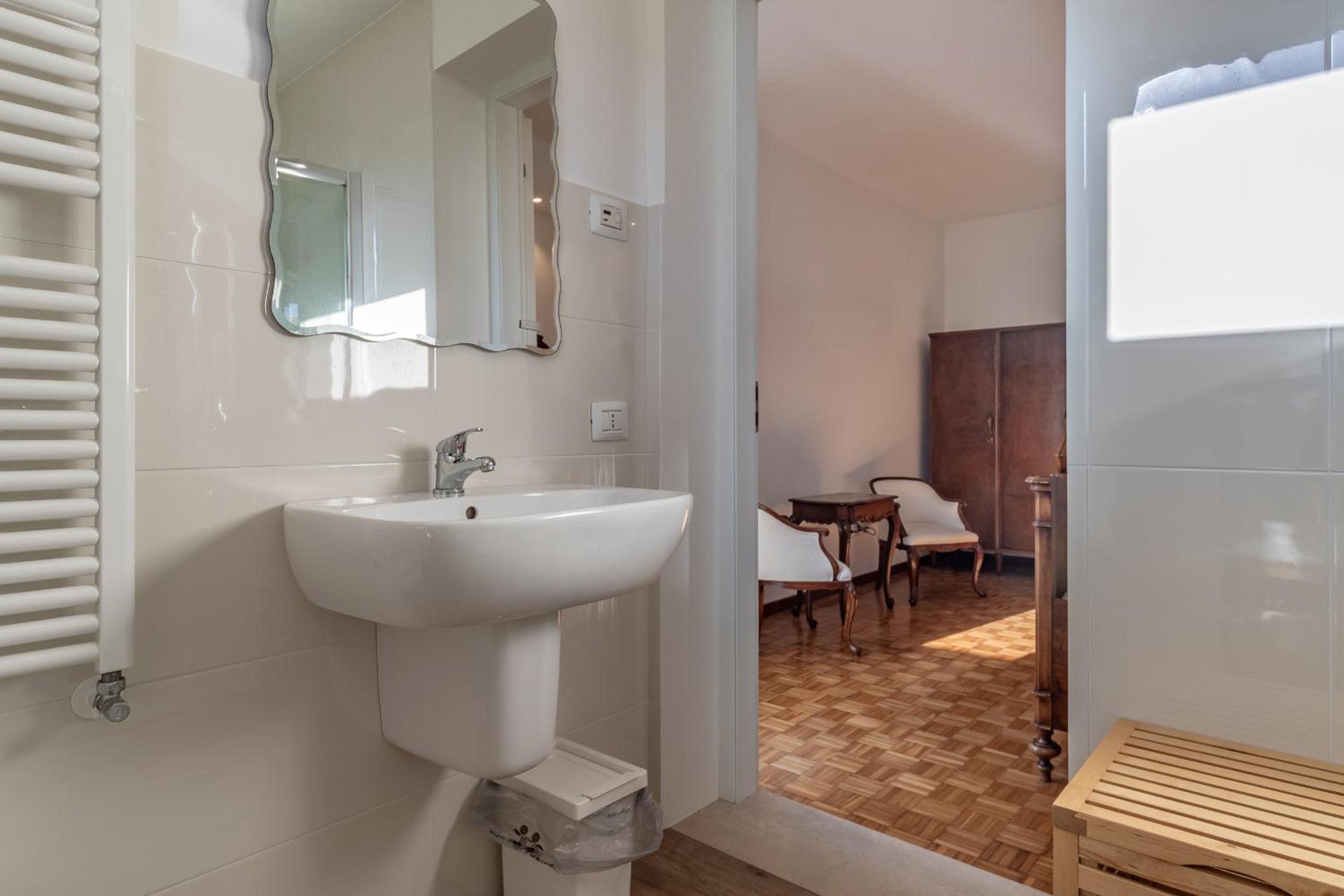 Double or Twin Room with Private Bathroom - Photo 3