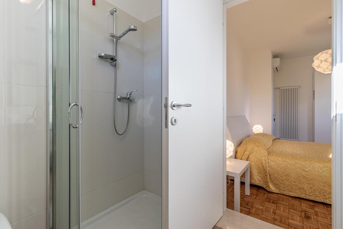 Double Room with Private Bathroom - Photo 6