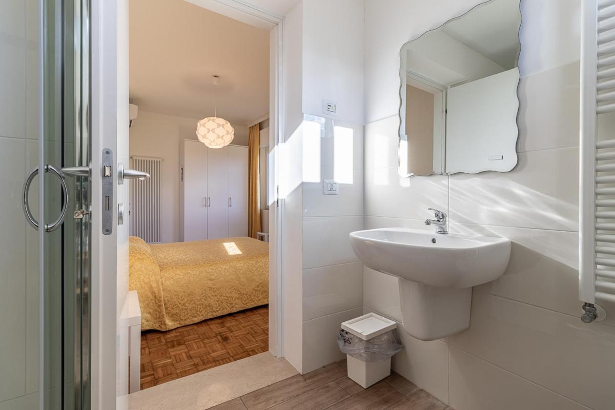 Double Room with Private Bathroom - Photo 4