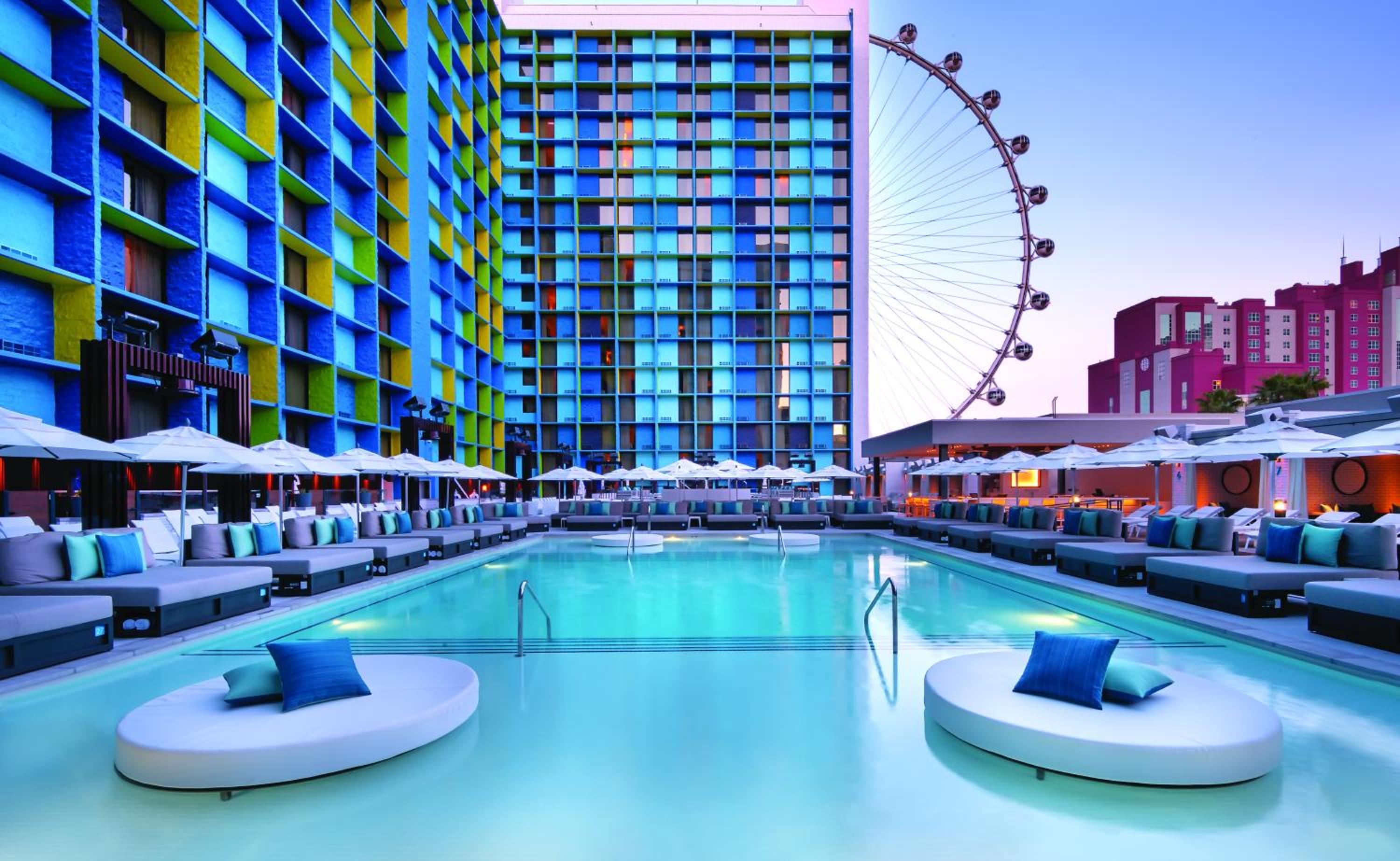 Deluxe Room 2 Queens Pool View Non-Smoking - Photo 4