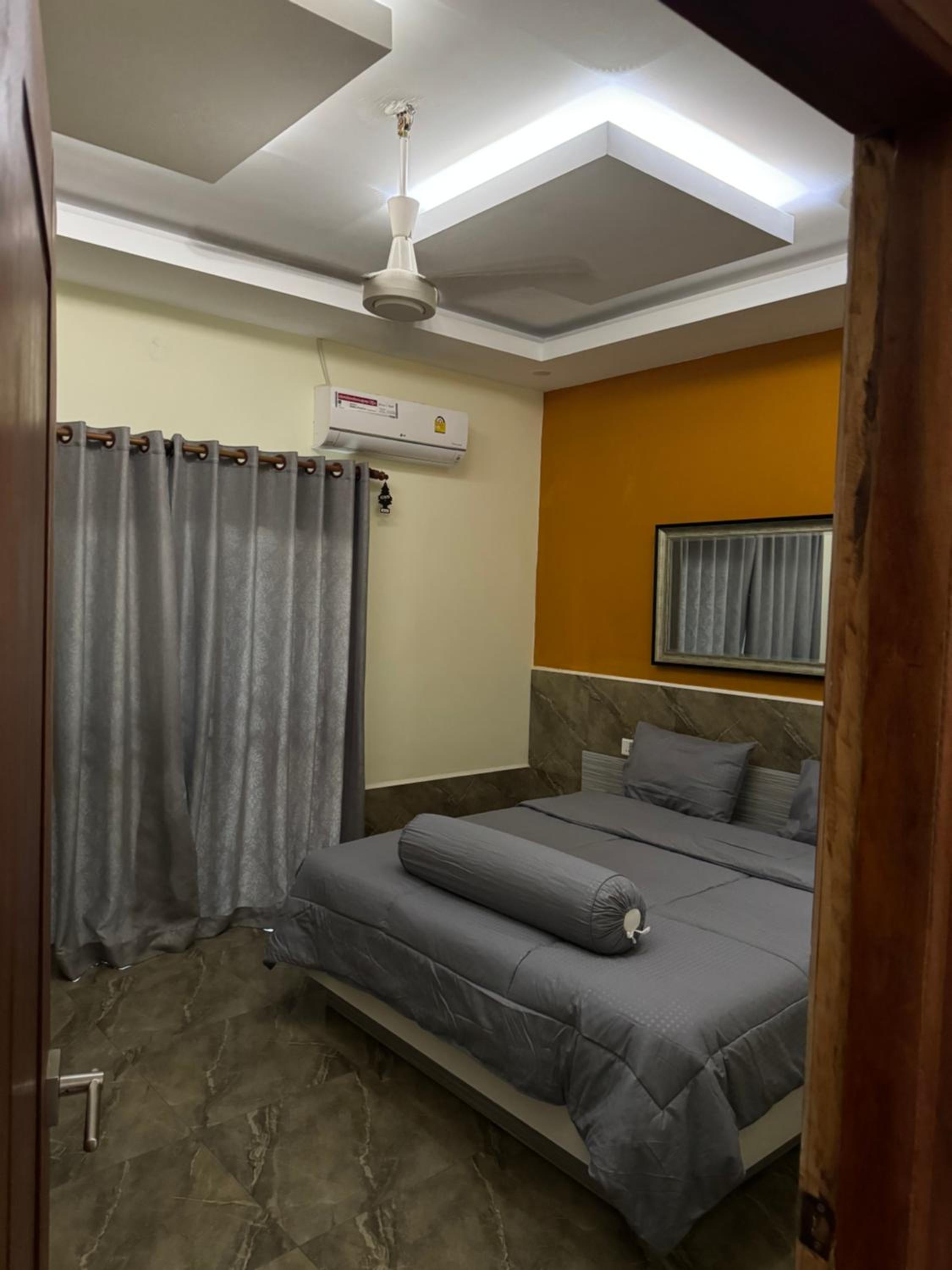 Deluxe King Suite photo 1