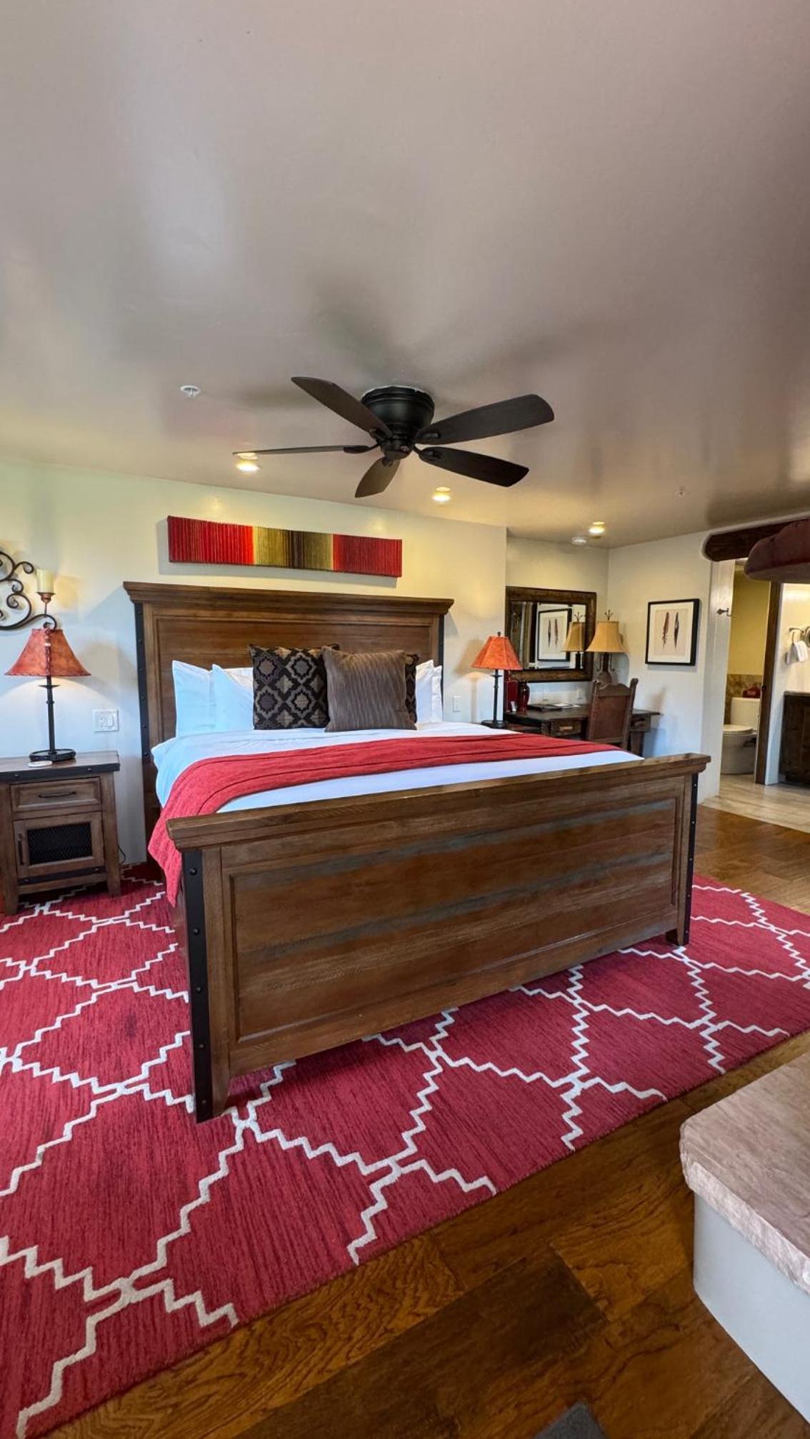 Thunder Mountain - Deluxe King Room - Photo 1