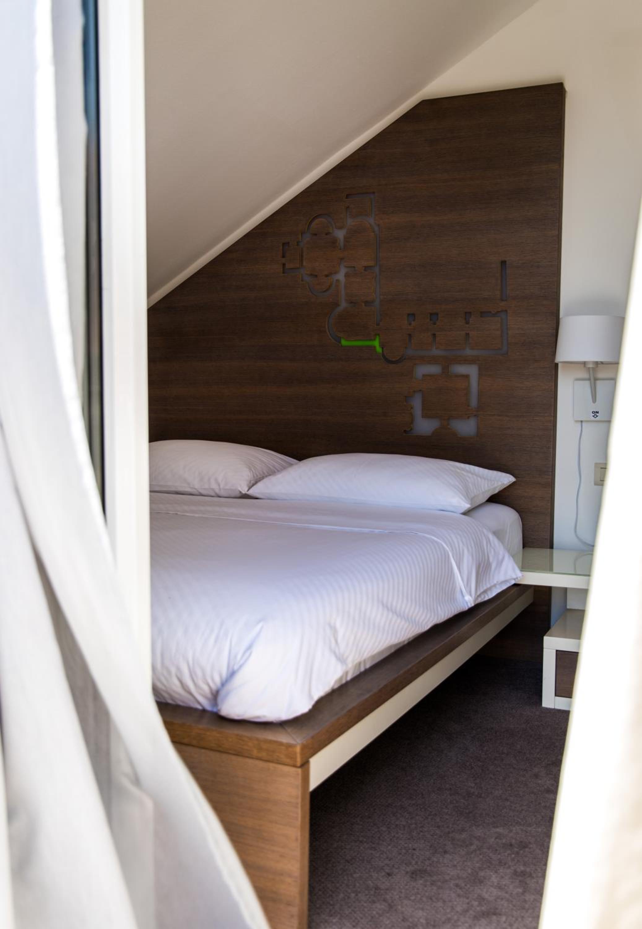 Queen Room with Balcony - Photo 1