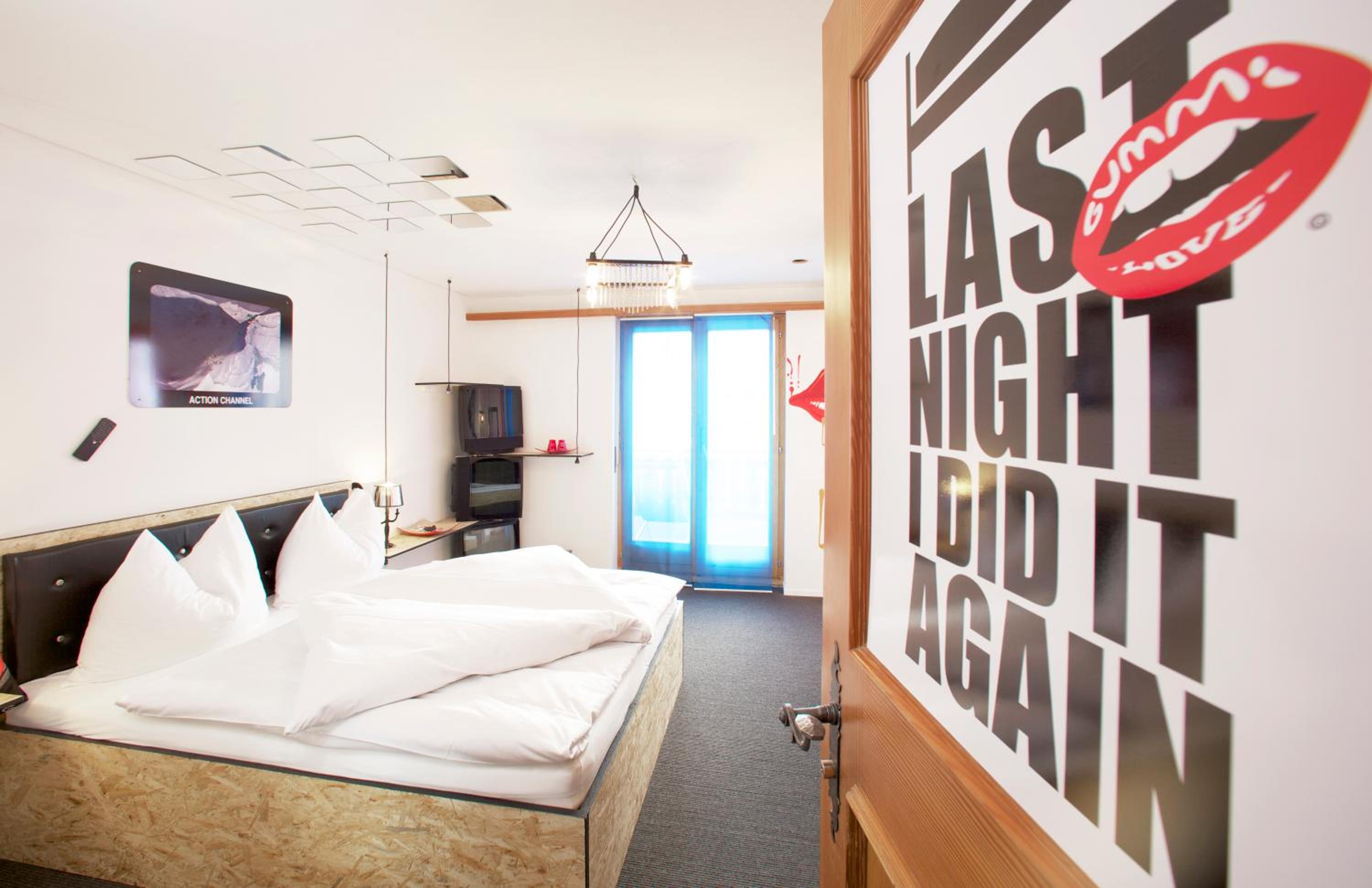 Double Room with Balcony - Photo 4