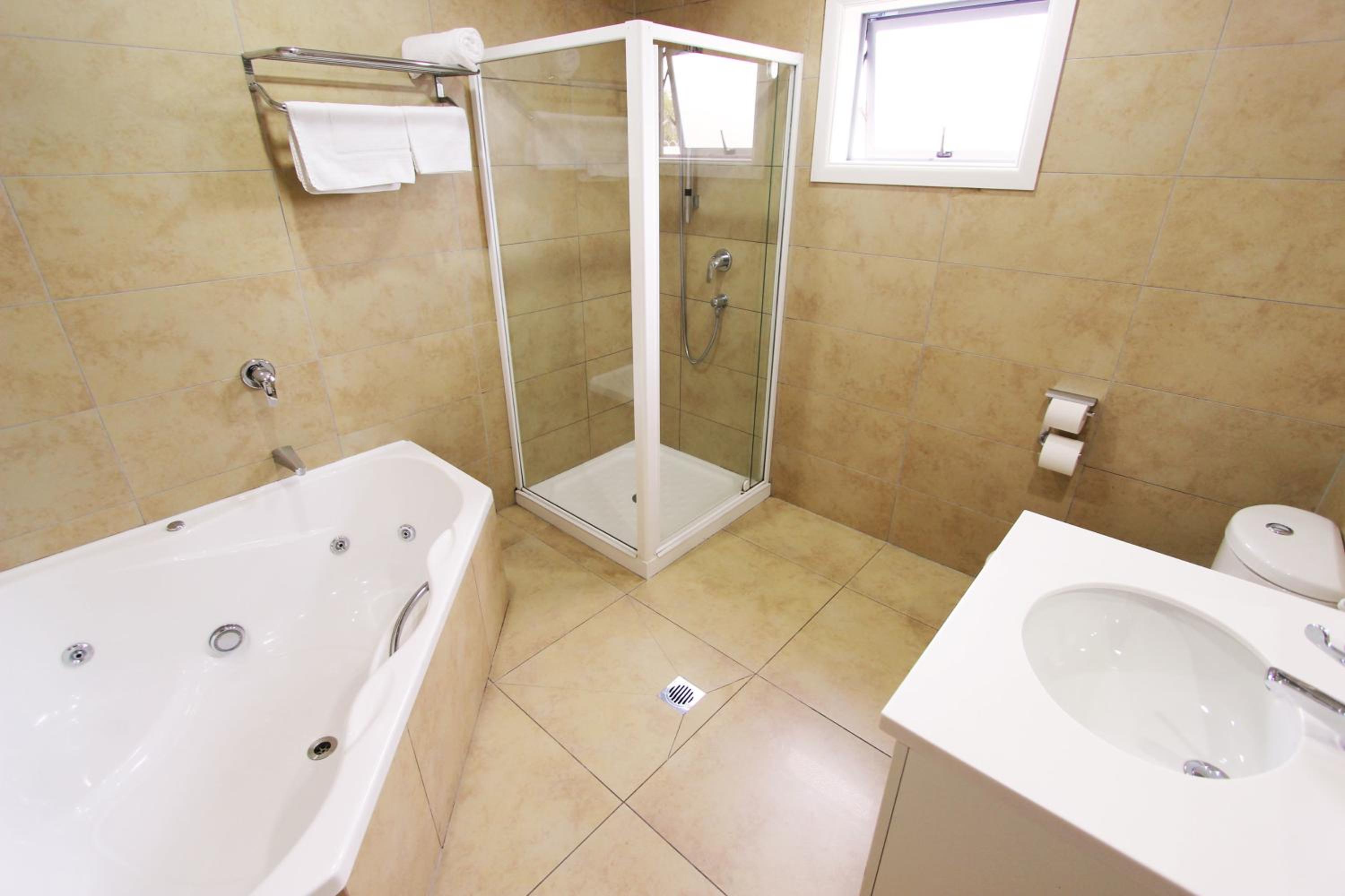 Deluxe Studio with Spa Bath - Photo 3