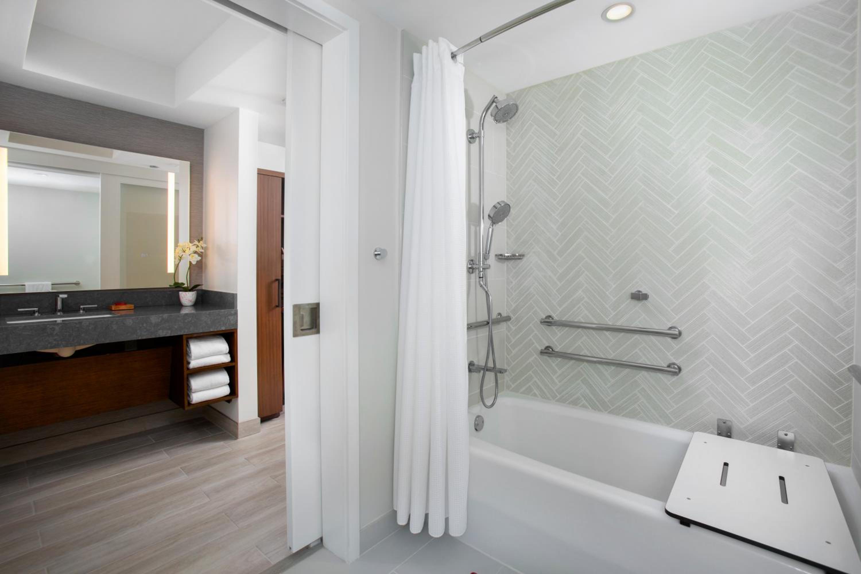 Queen Room with Two Queen Beds and Accessible Tub - Disability Access