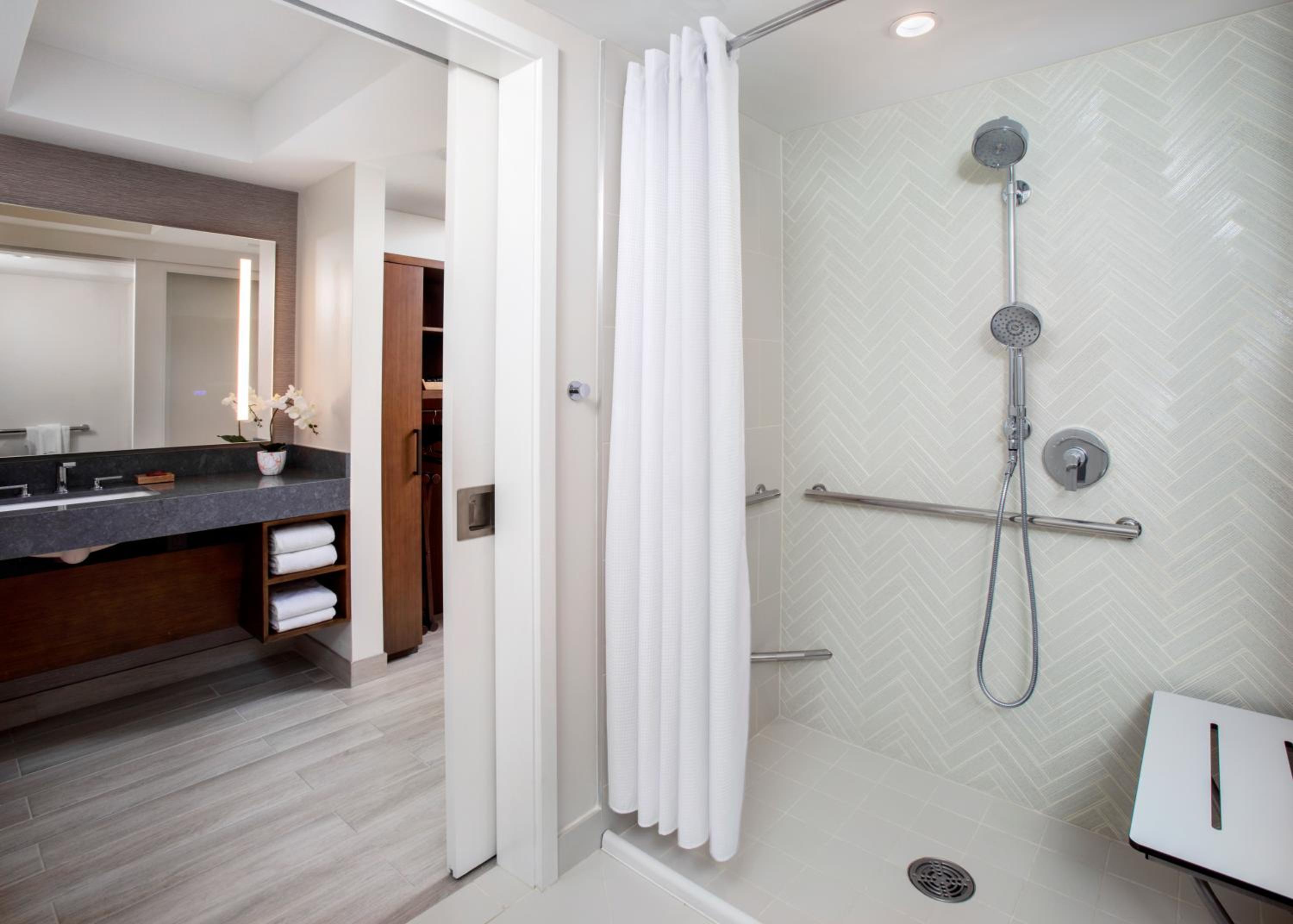 King Room with Accessible Shower - Disability Access