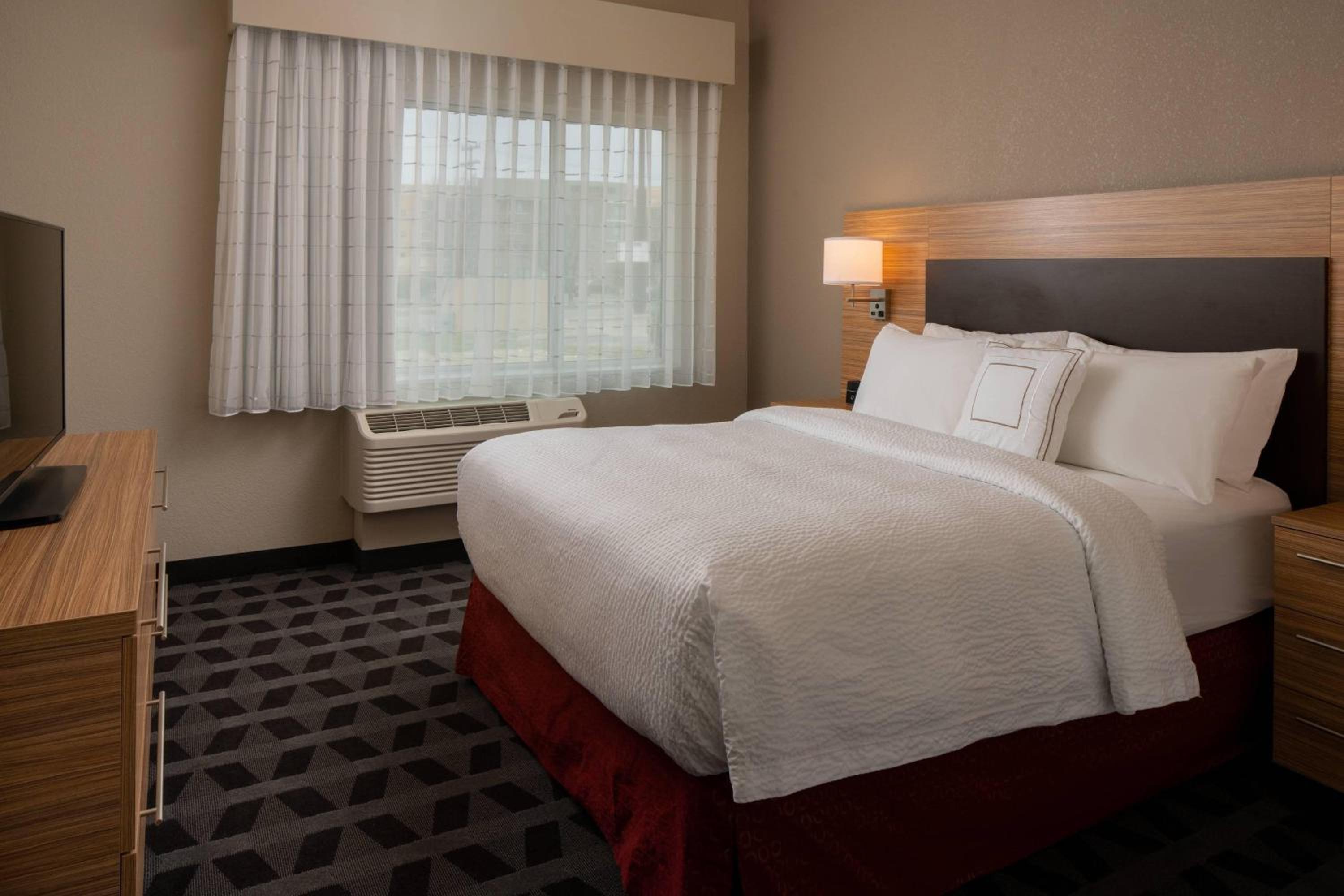 One-Bedroom Queen Suite with Sofa Bed - Hearing Accessible