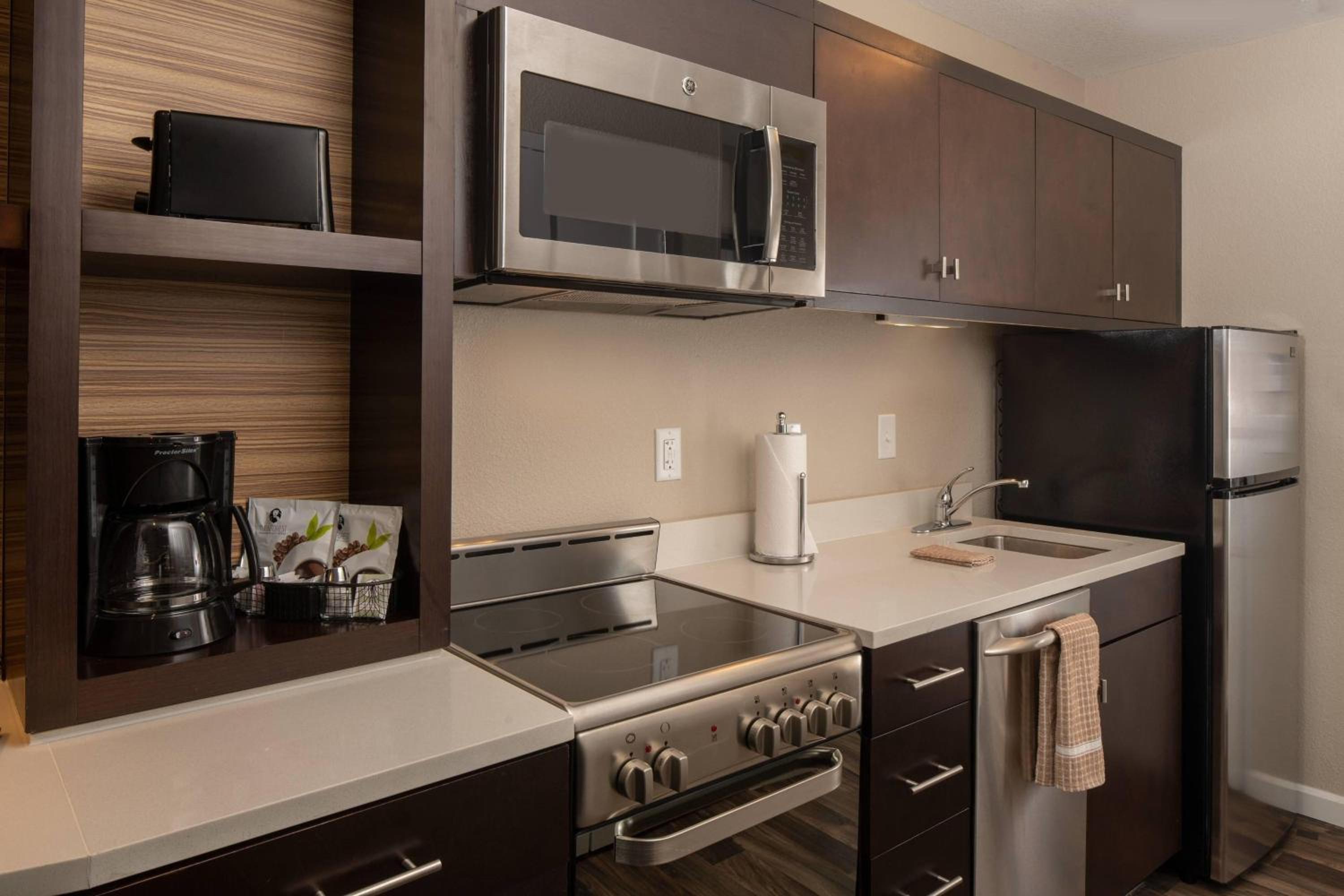 One-Bedroom Queen Suite with Sofa Bed - Hearing Accessible photo 3